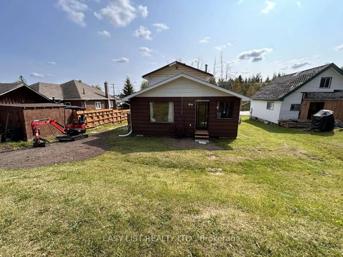 Photo 4 of 153 Third Avenue, Hornepayne — HOMEH