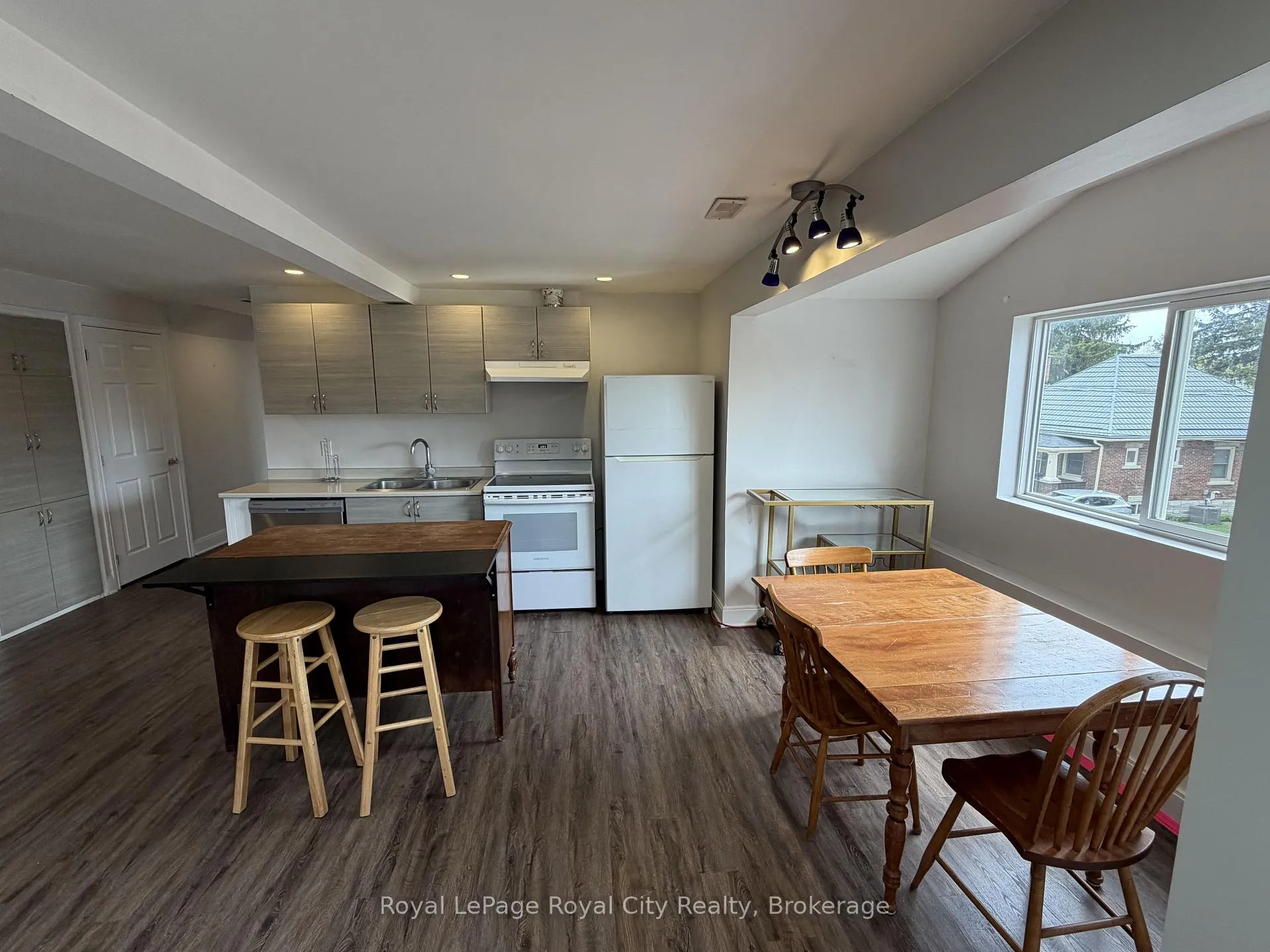 Photo 8 of Unit 1, 563 Woolwich Street, Guelph, Exhibition Park — HOMEH