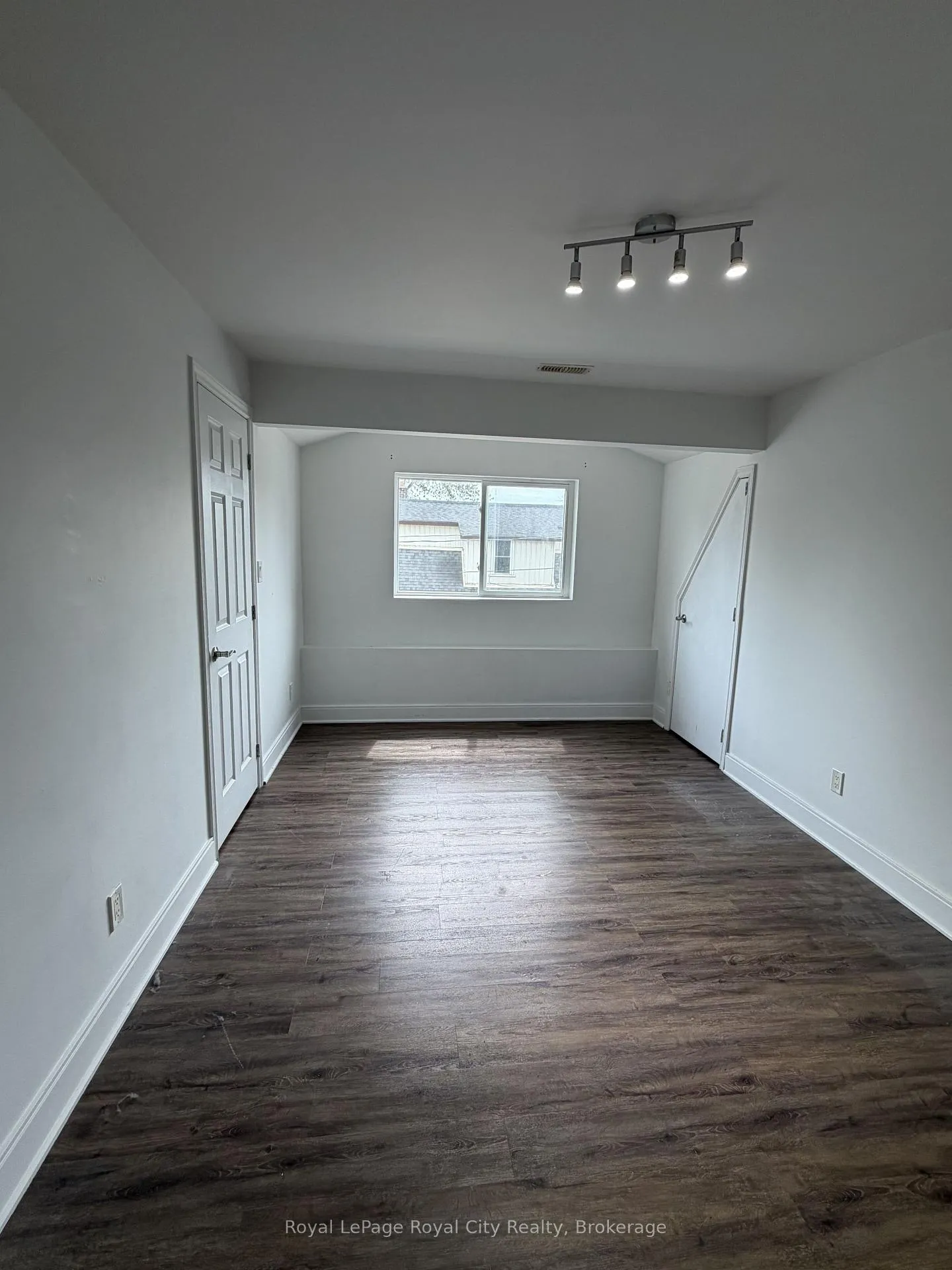 Photo 12 of Unit 1, 563 Woolwich Street, Guelph, Exhibition Park — HOMEH