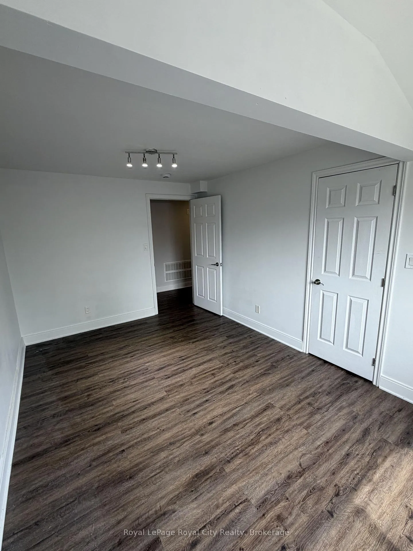 Photo 13 of Unit 1, 563 Woolwich Street, Guelph, Exhibition Park — HOMEH