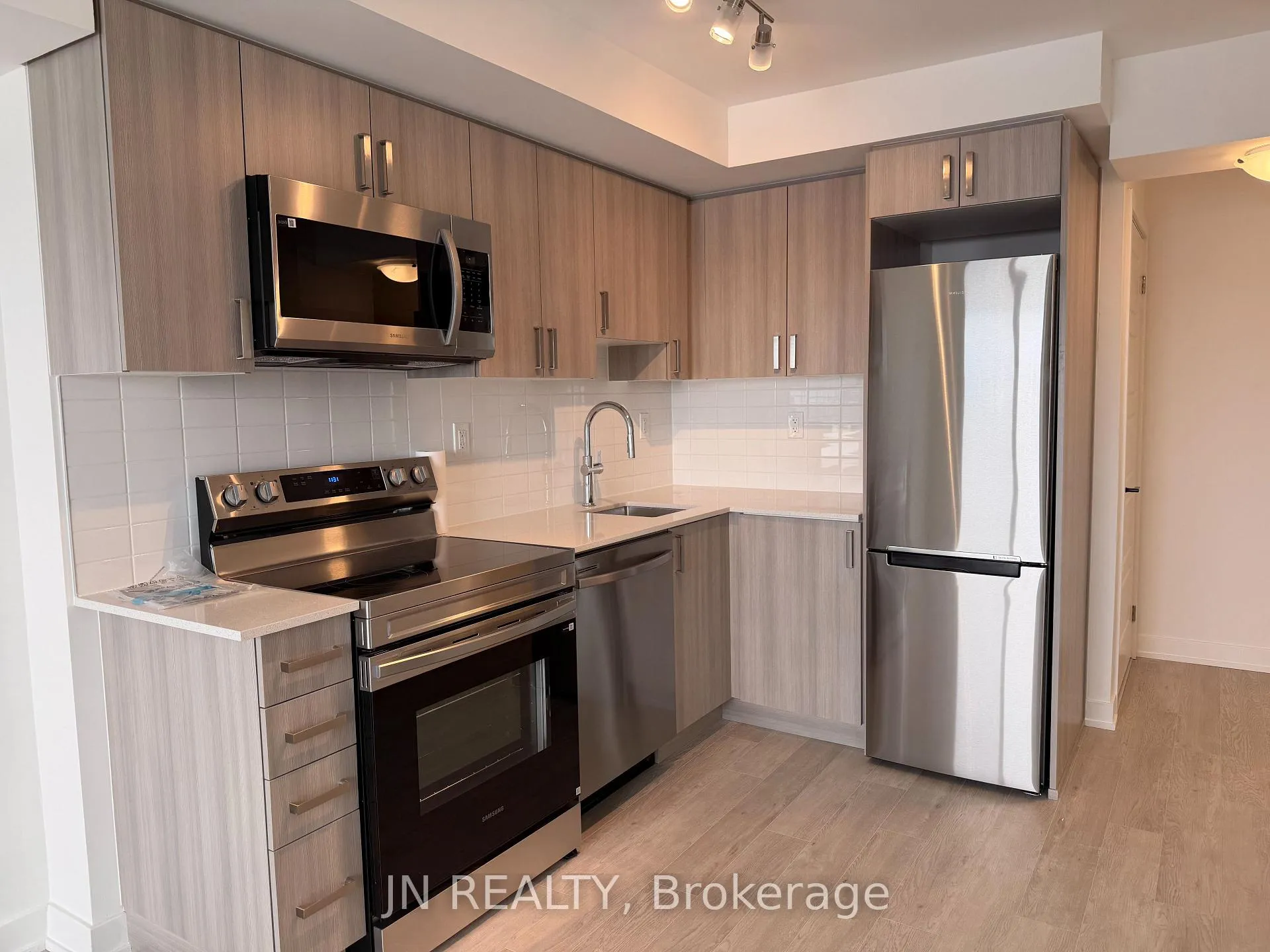 Photo 2 of Unit 1112, 1010 Sandy beach Road, Pickering, Bay Ridges — HOMEH