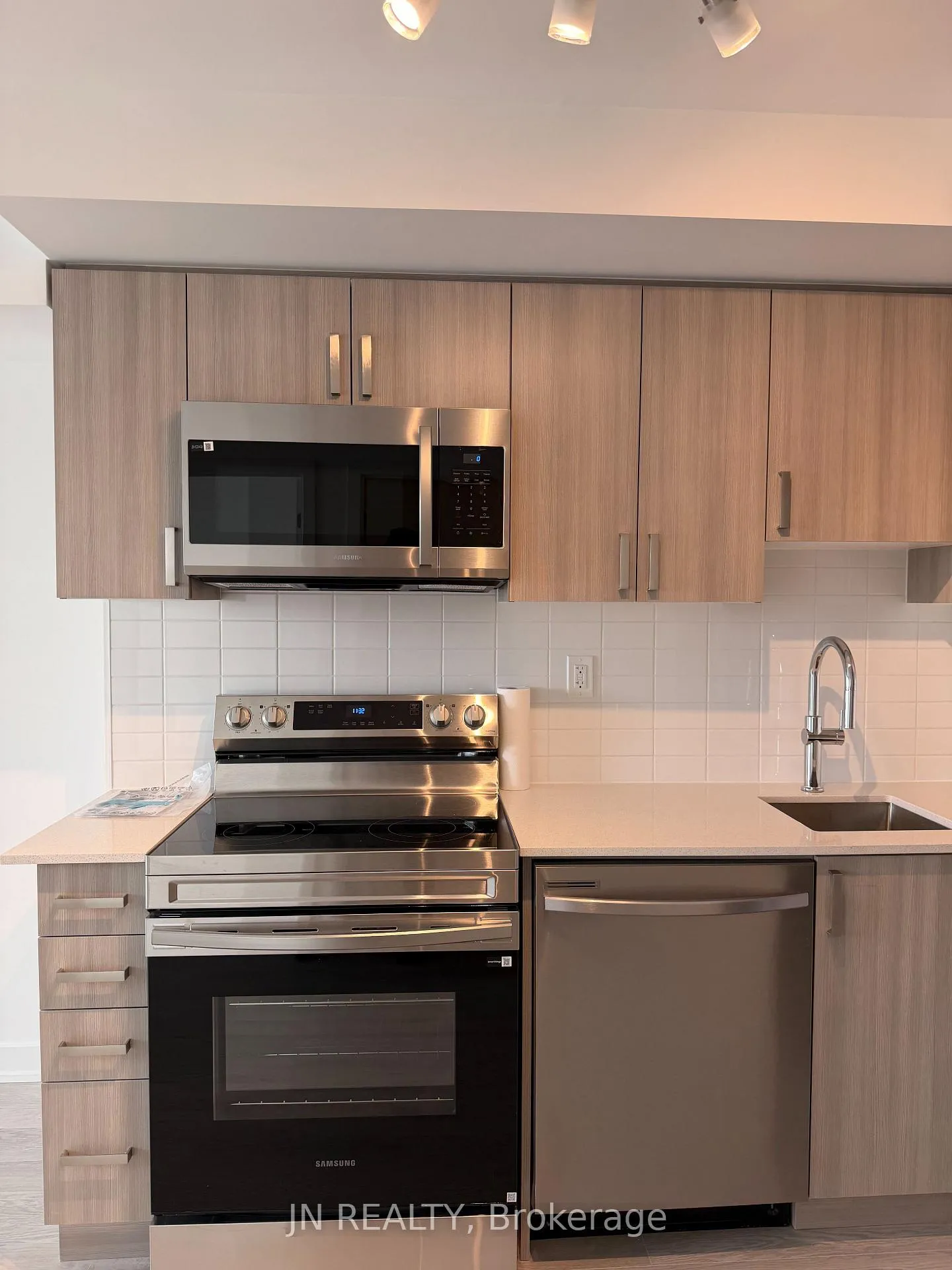 Photo 3 of Unit 1112, 1010 Sandy beach Road, Pickering, Bay Ridges — HOMEH