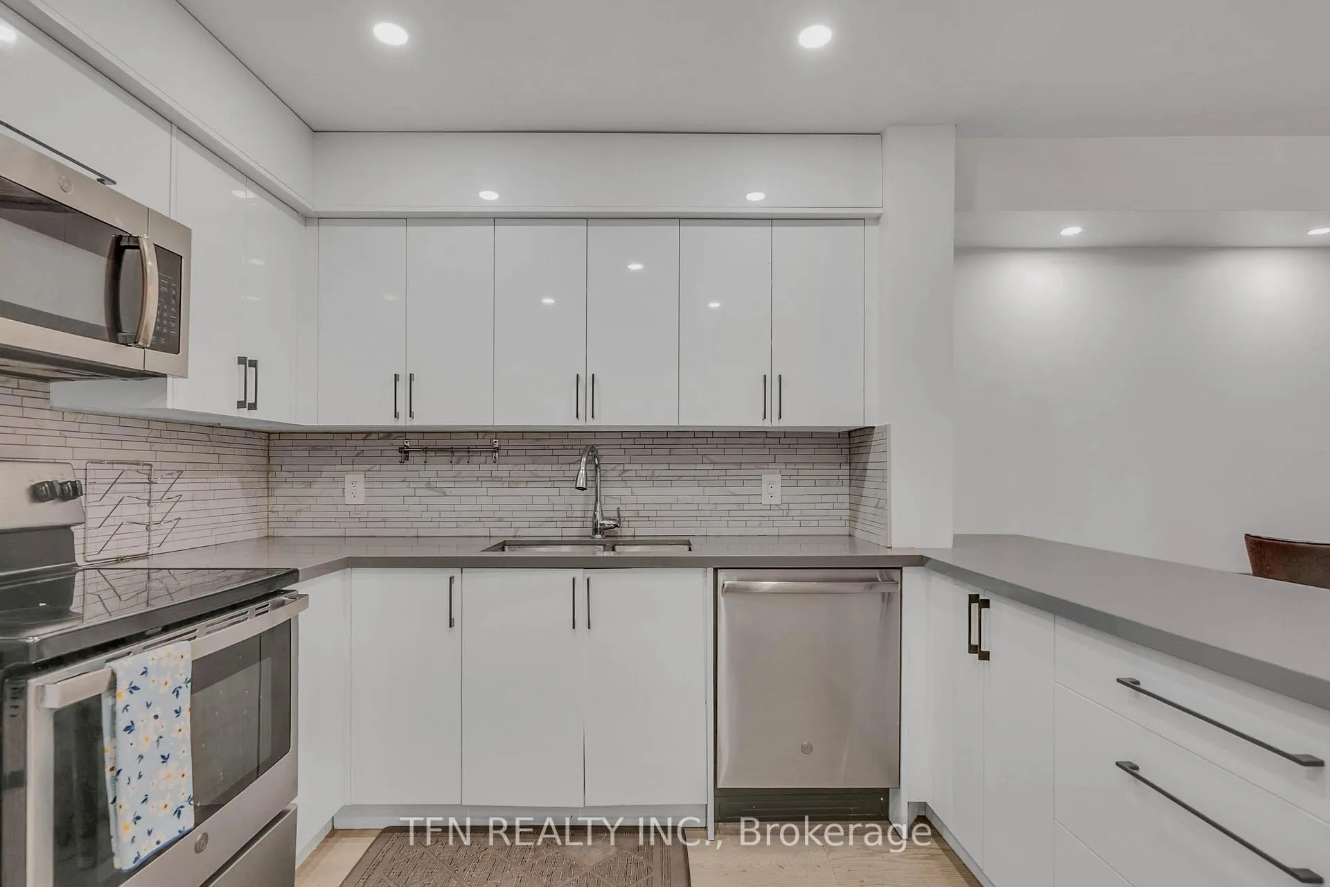 Photo 7 of Unit 115, 242 Milestone Crescent, Aurora, Aurora Village — HOMEH