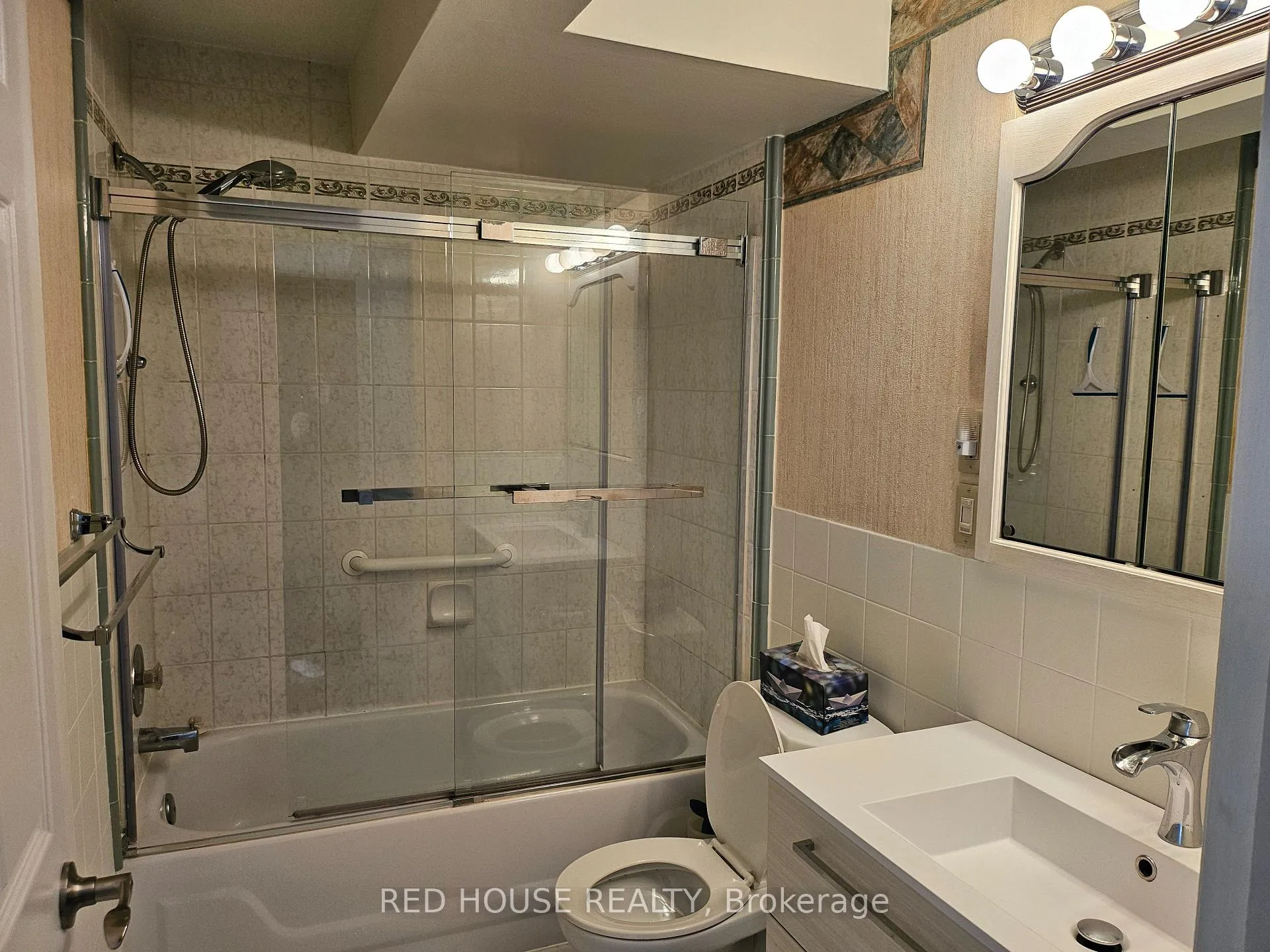 Photo 8 of Unit Upper, 37 Connaught Avenue, Toronto, Greenwood-Coxwell — HOMEH