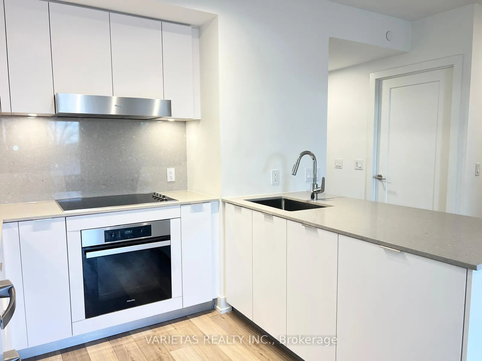 Photo 9 of Unit 610, 8 Cedarland Drive, Markham, Unionville — HOMEH