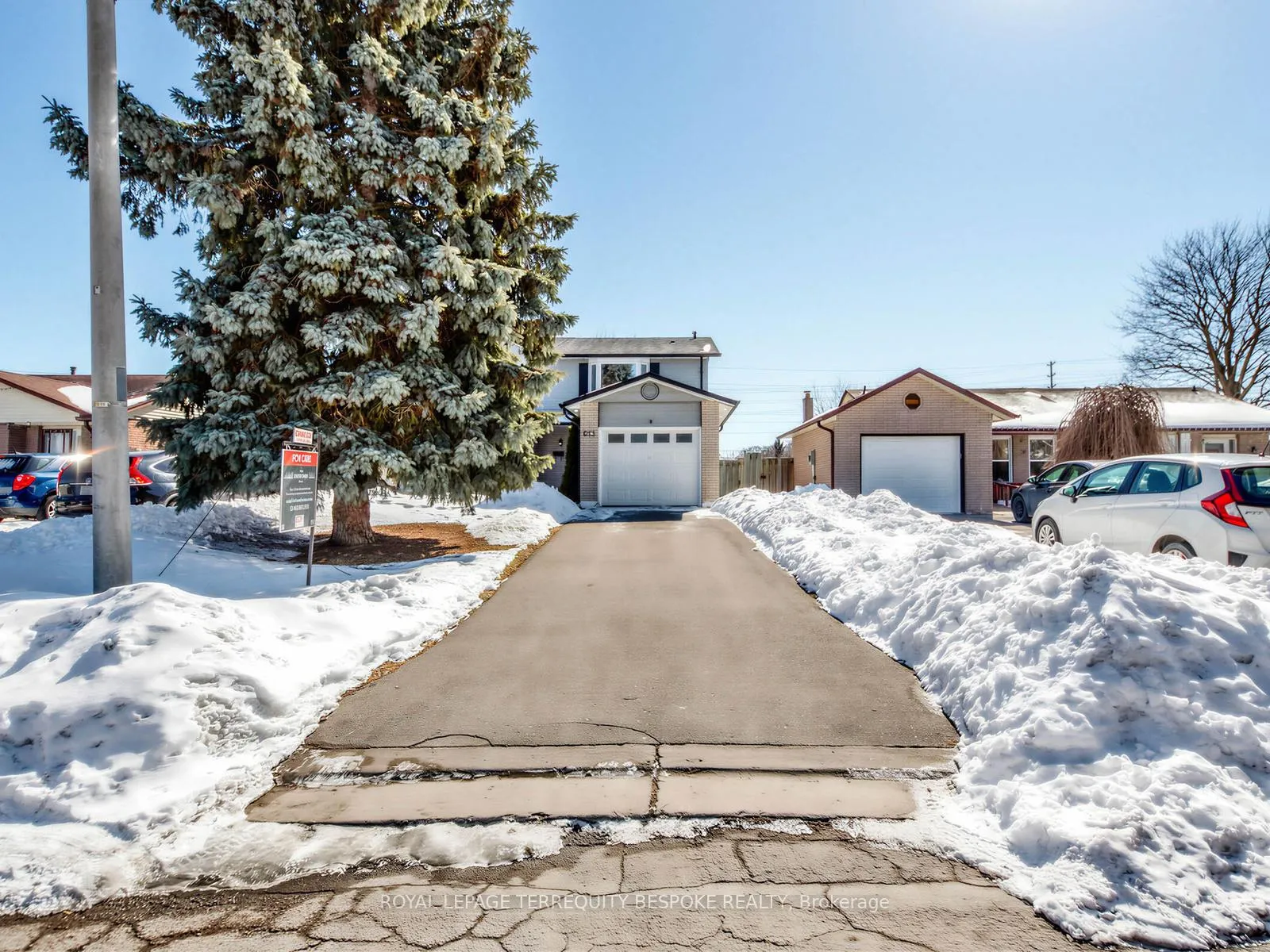 Photo 2 of 613 Foxrun Court, Oshawa, Pinecrest — HOMEH