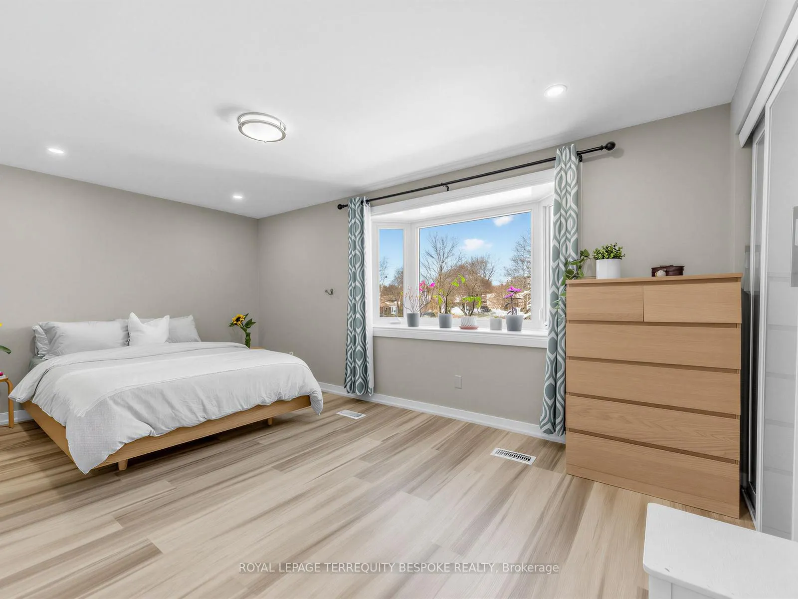 Photo 5 of 613 Foxrun Court, Oshawa, Pinecrest — HOMEH