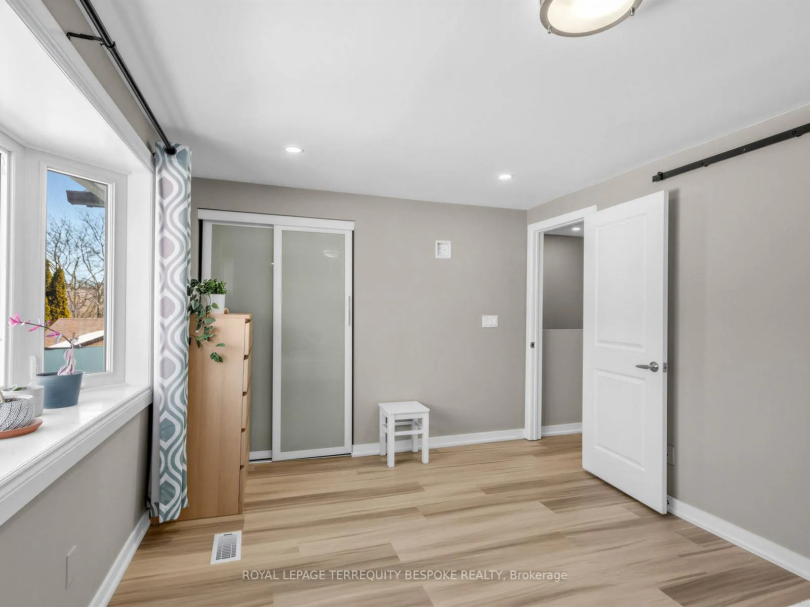 Photo 7 of 613 Foxrun Court, Oshawa, Pinecrest — HOMEH