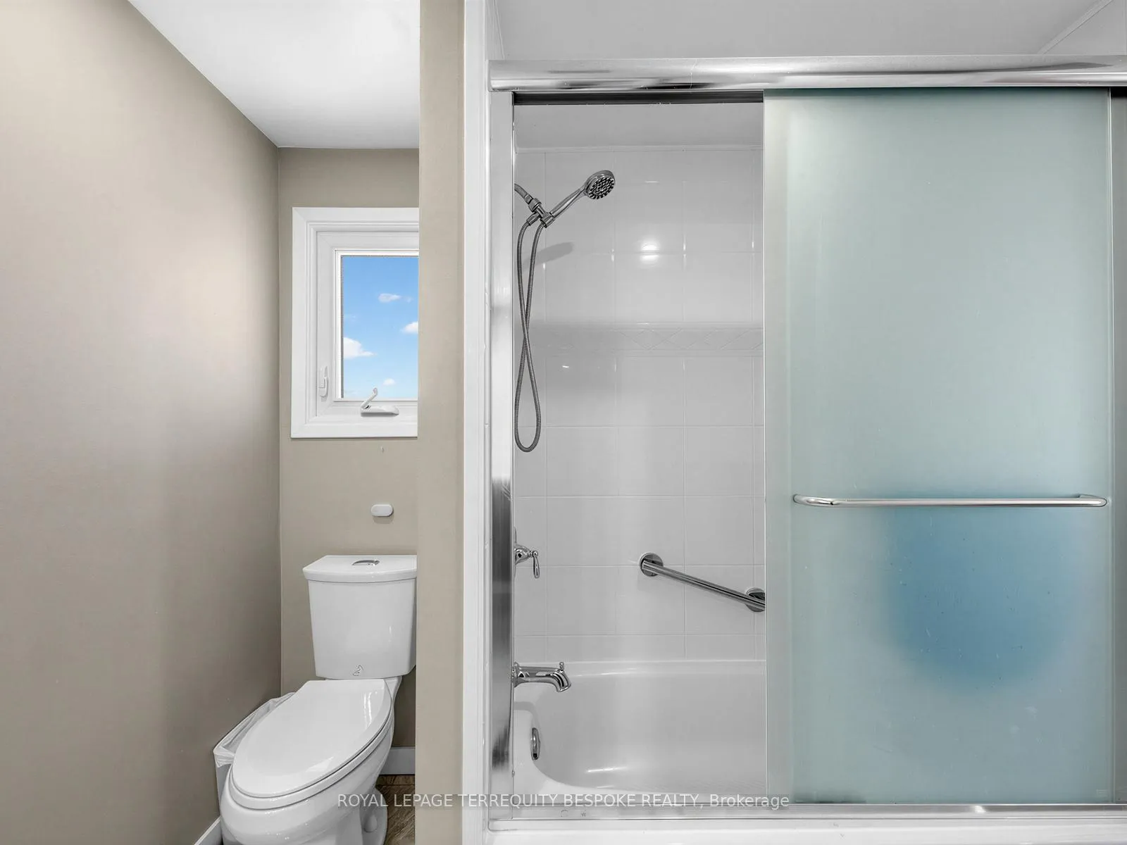 Photo 10 of 613 Foxrun Court, Oshawa, Pinecrest — HOMEH