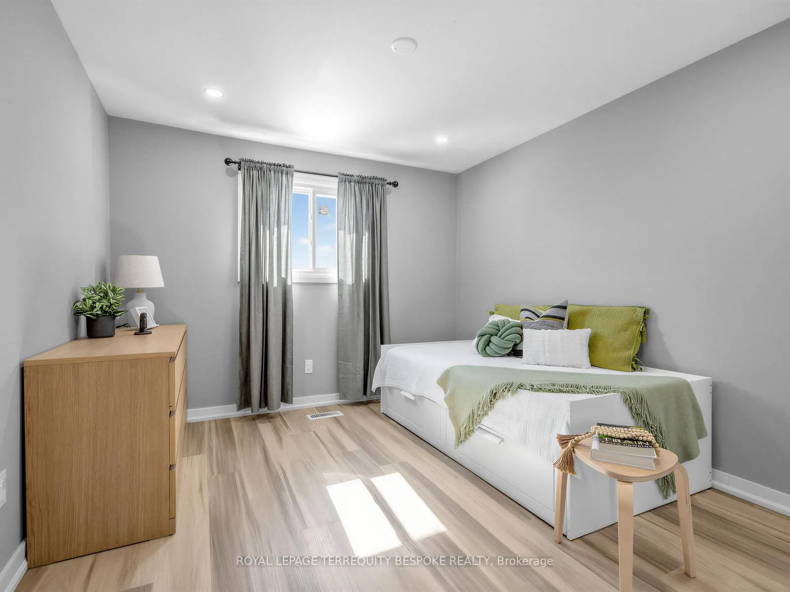 Photo 14 of 613 Foxrun Court, Oshawa, Pinecrest — HOMEH