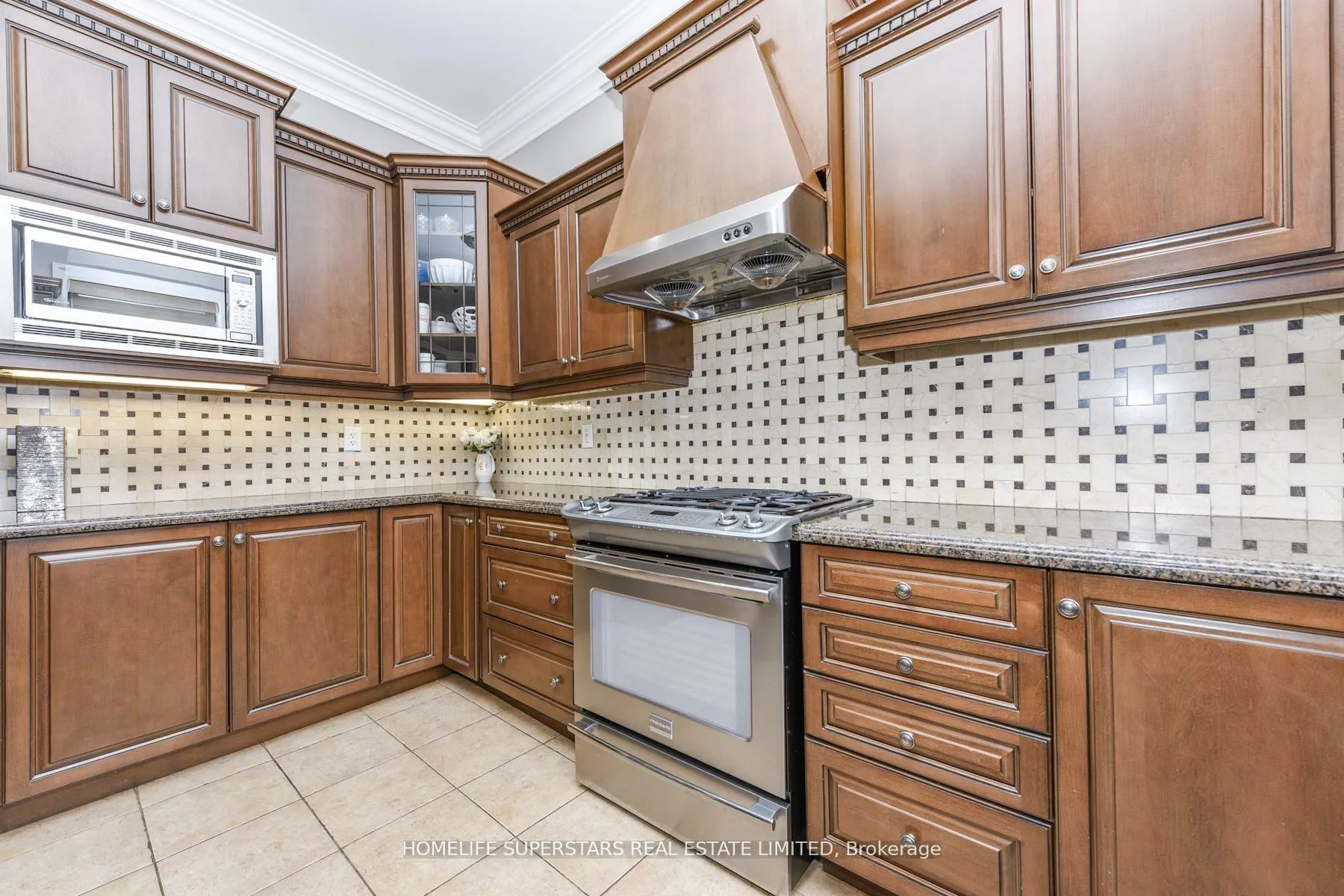 Photo 9 of 8 Bainsville Circle, Brampton, Bram East — HOMEH