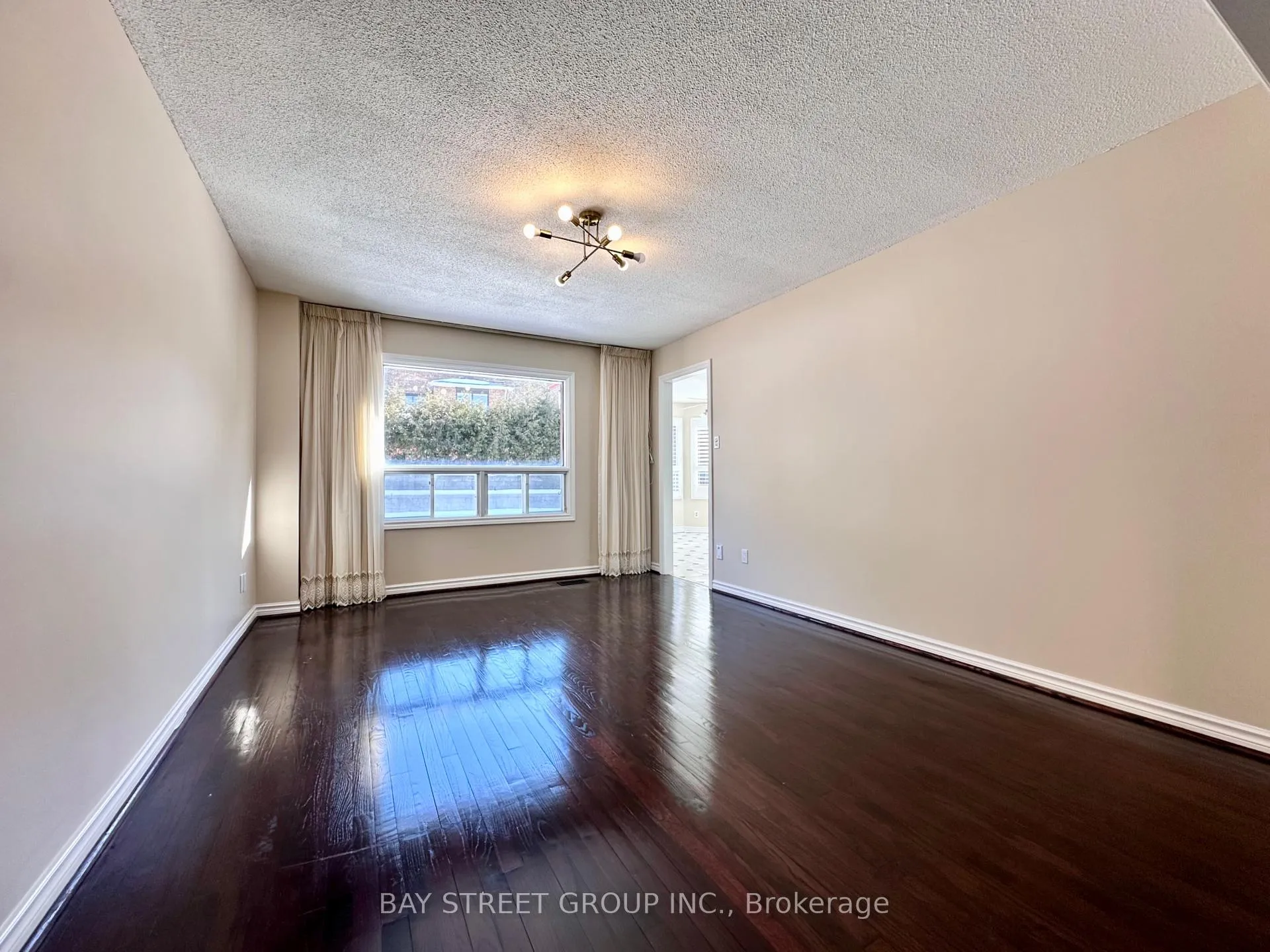 Photo 4 of 7 Delancey Crescent, Markham, Markville — HOMEH