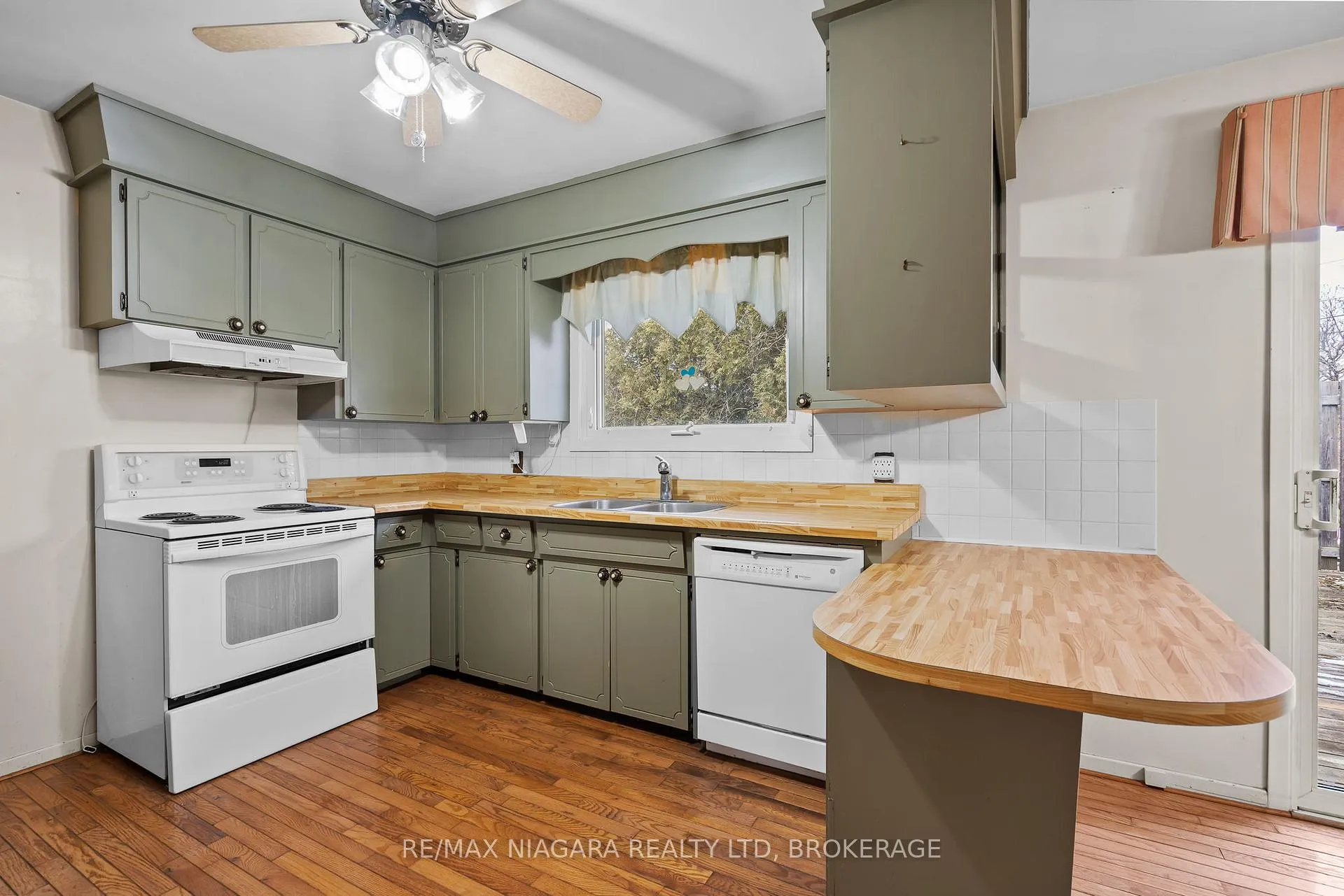 Photo 9 of 31 Runnymede Road, Port Colborne, Main Street — HOMEH