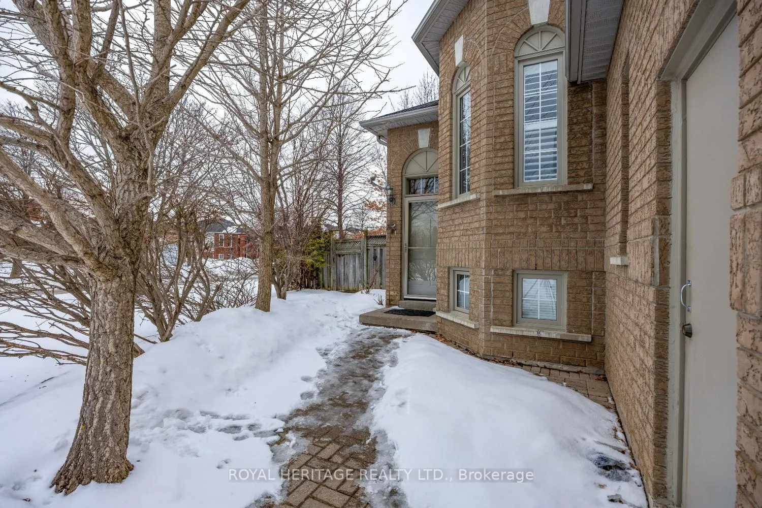 Photo 4 of 2 Willey Drive, Clarington, Bowmanville — HOMEH