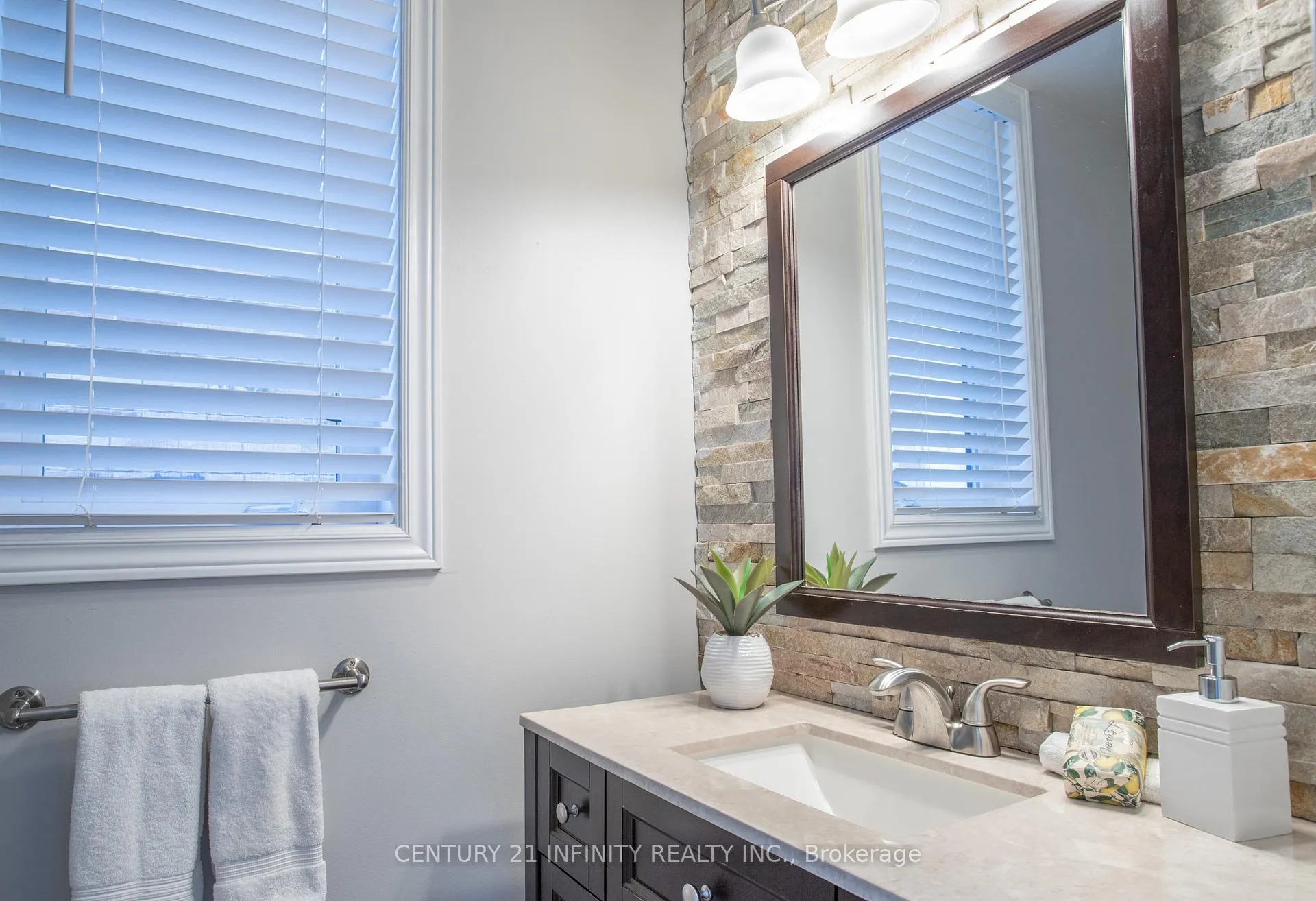 Photo 6 of 32 Buxton Lane, Clarington, Bowmanville — HOMEH