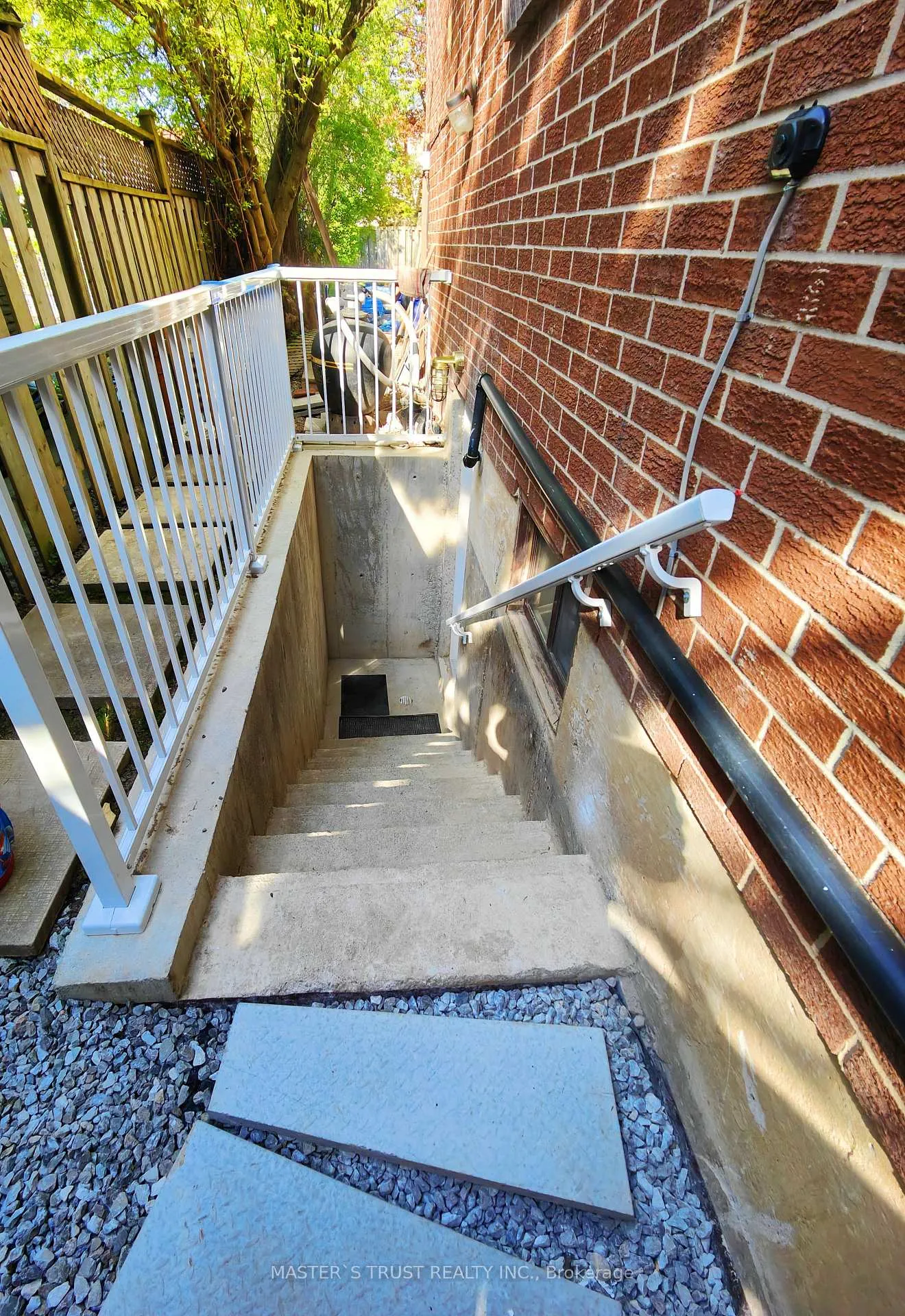 Photo 3 of 14 Summerfeldt Crescent, Markham, Unionville — HOMEH
