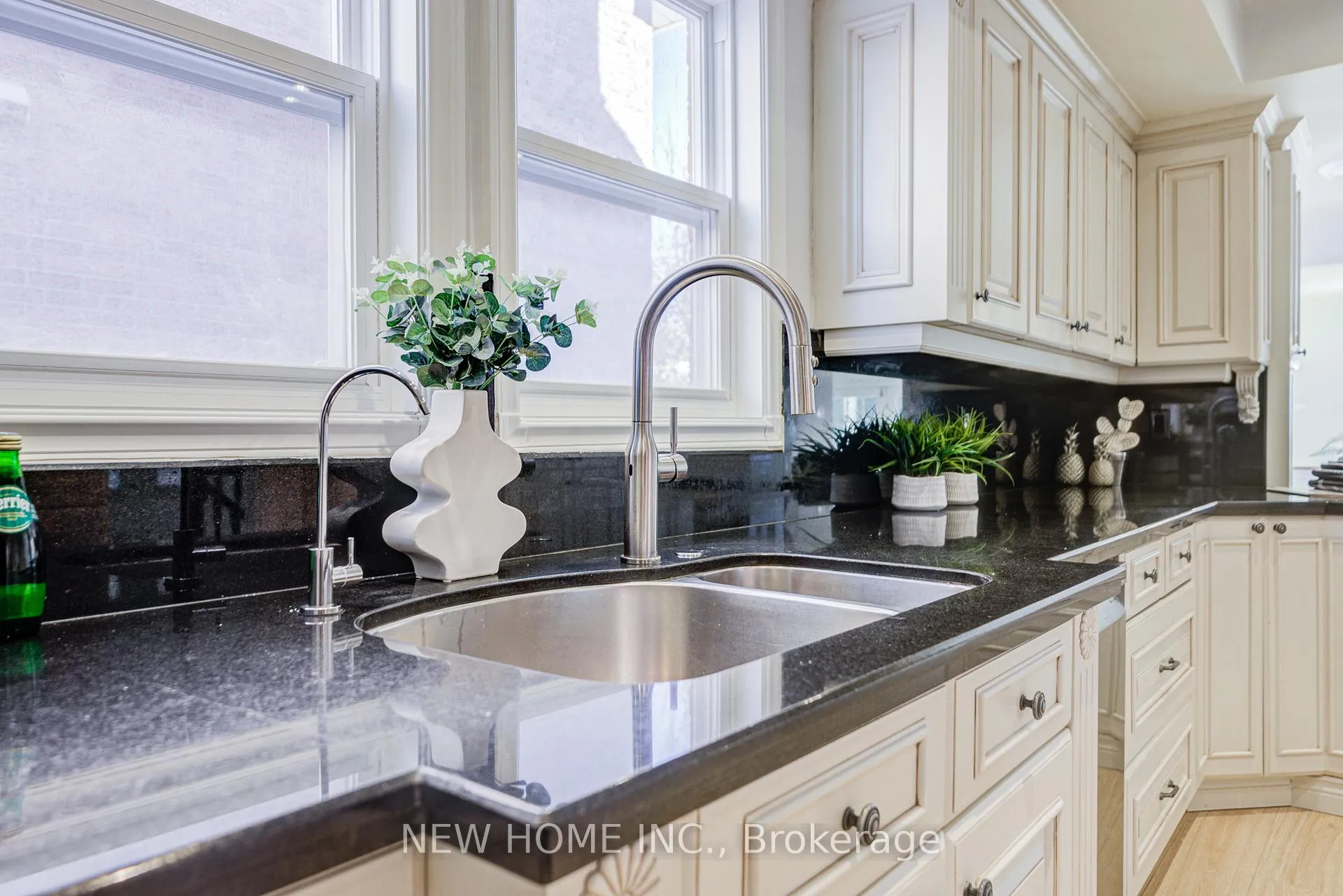 Photo 24 of 19 Springwood Crescent, Markham, Unionville — HOMEH