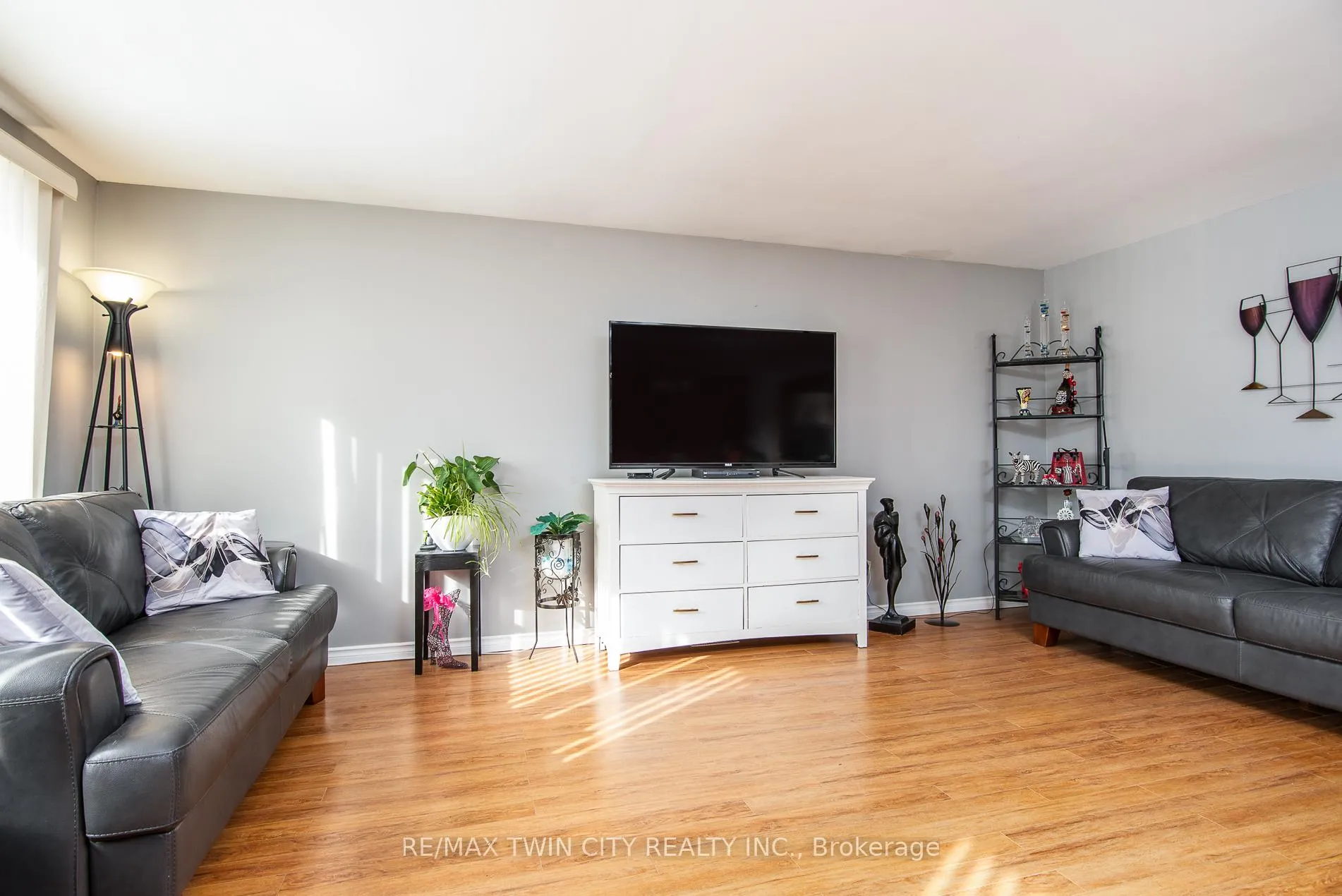 Photo 4 of 72 Manor Drive, Kitchener — HOMEH