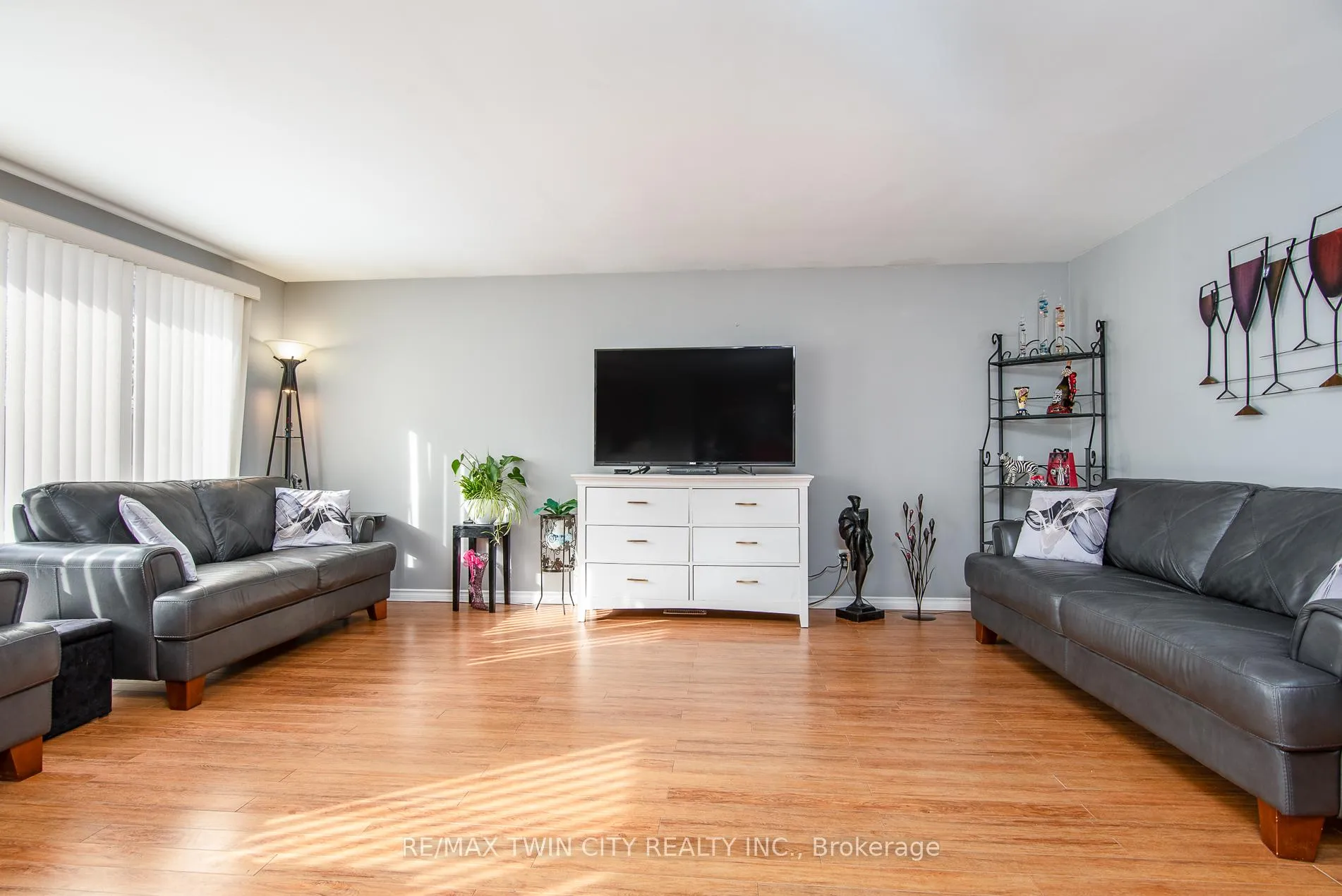 Photo 5 of 72 Manor Drive, Kitchener — HOMEH