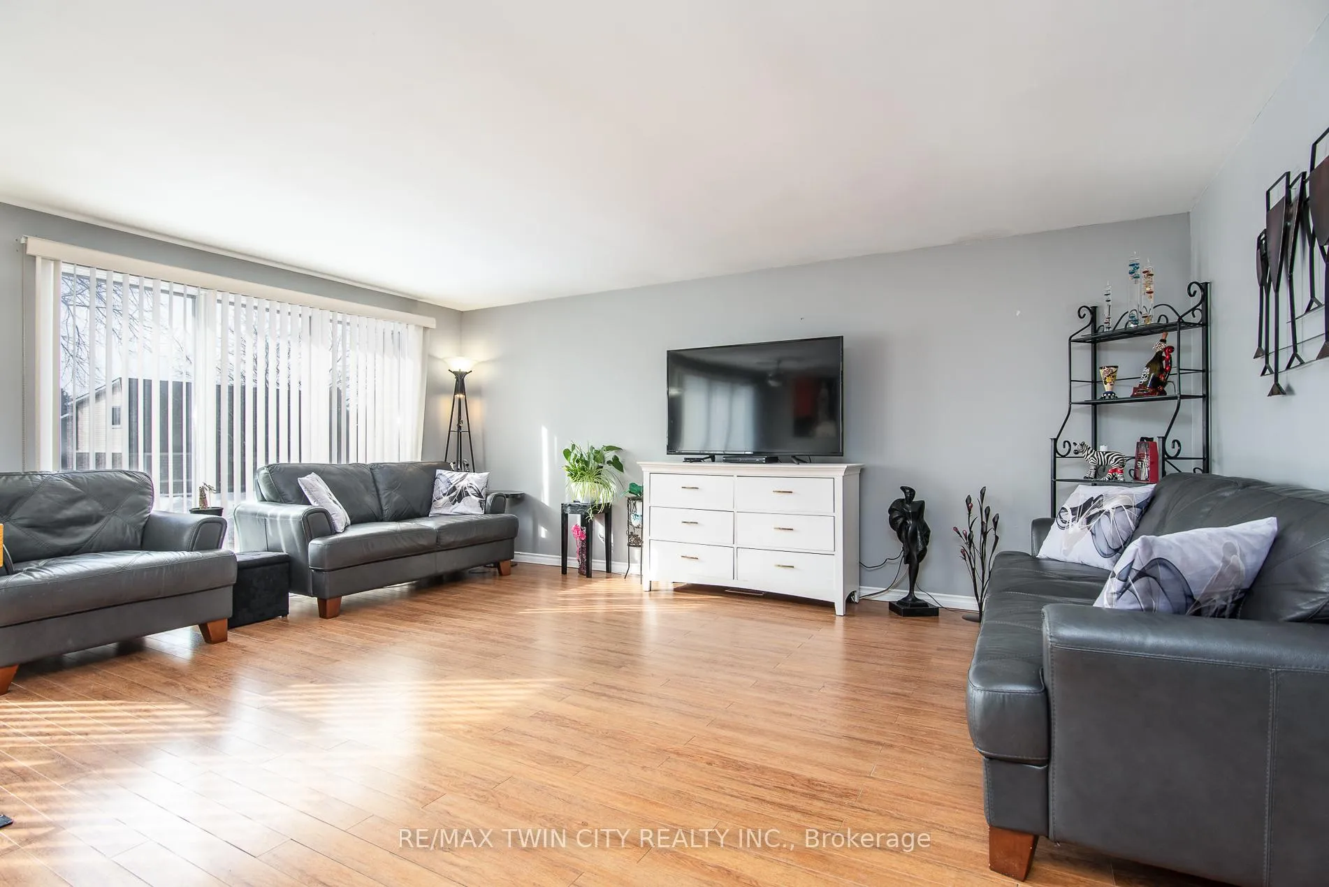 Photo 6 of 72 Manor Drive, Kitchener — HOMEH