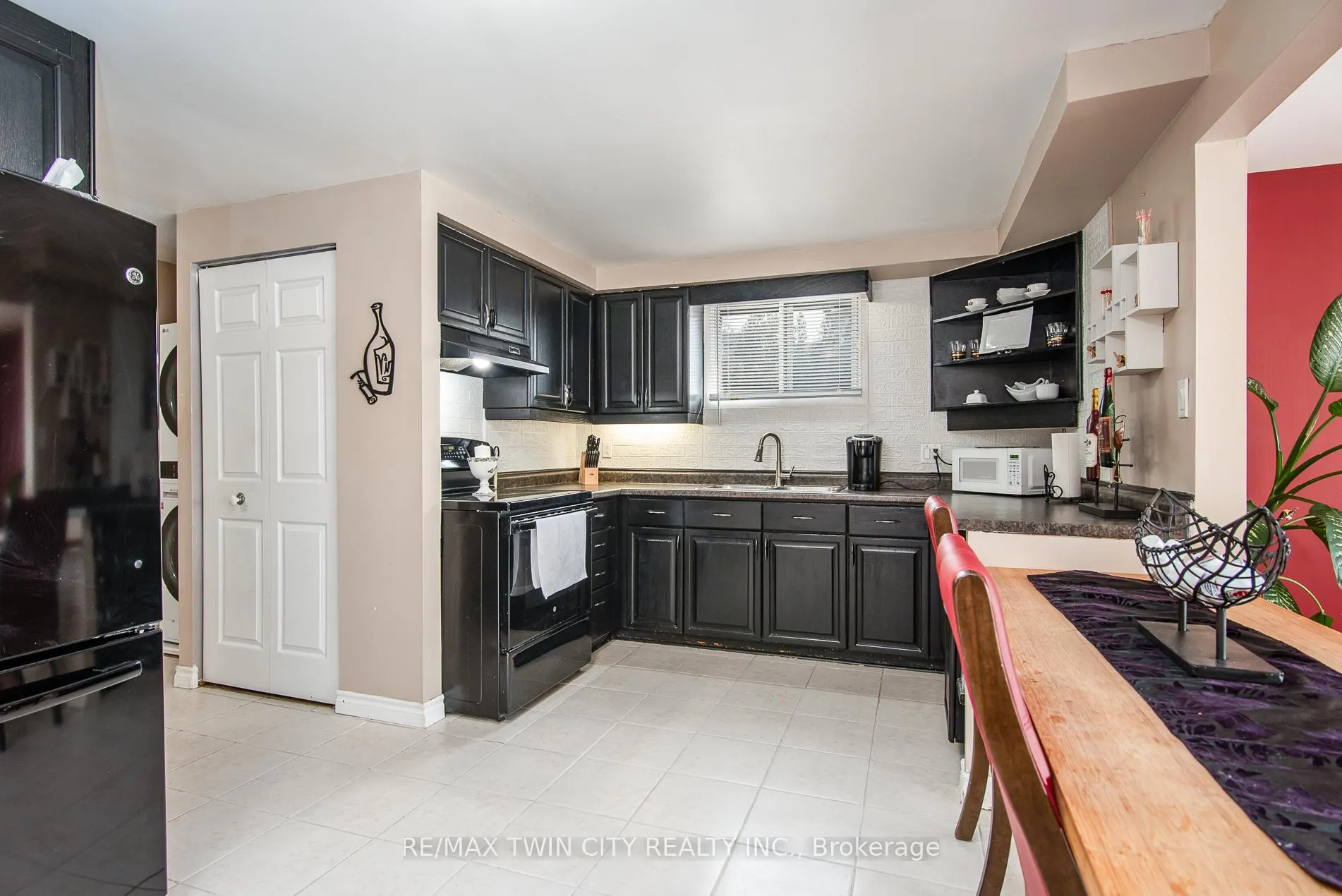 Photo 14 of 72 Manor Drive, Kitchener — HOMEH