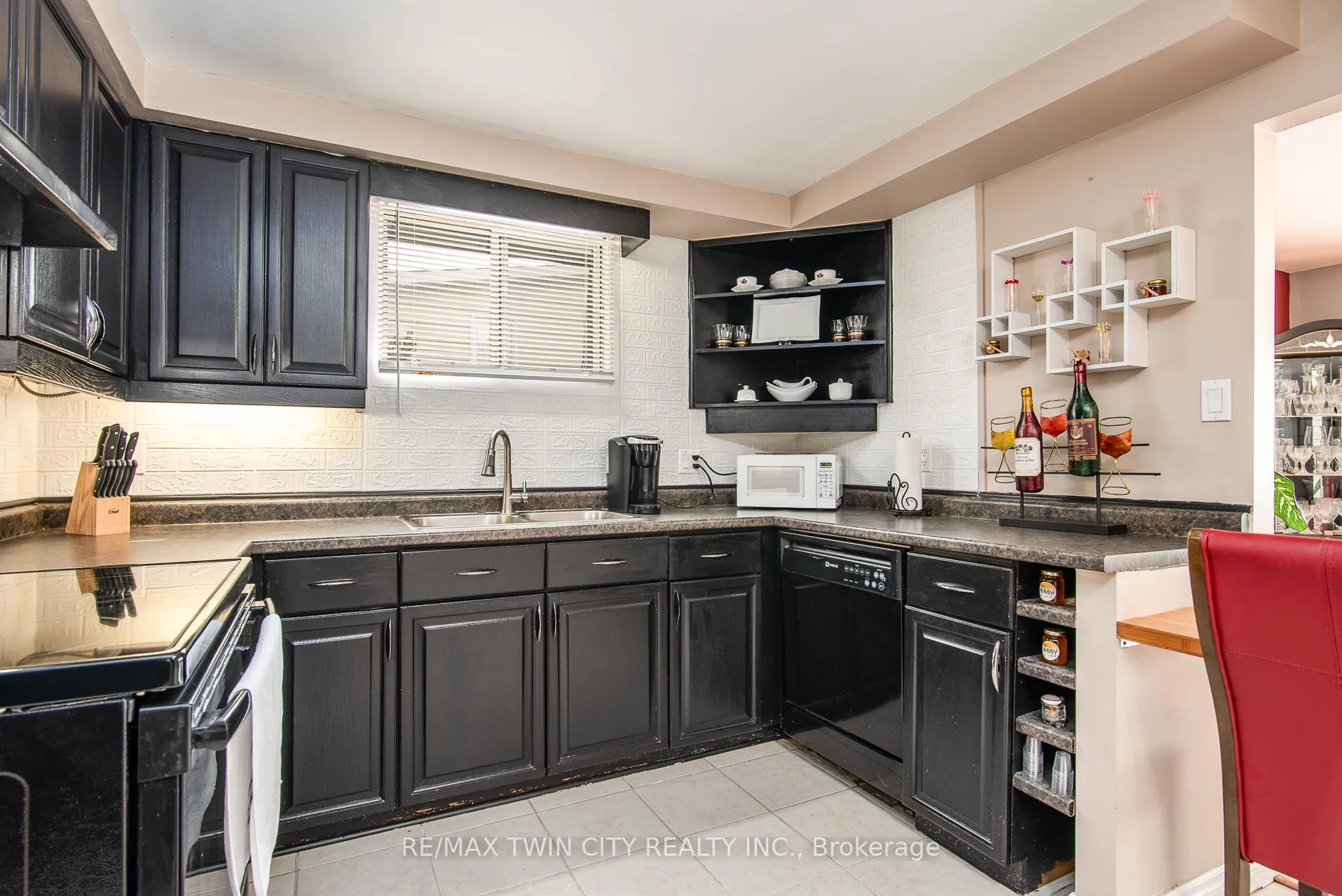 Photo 15 of 72 Manor Drive, Kitchener — HOMEH