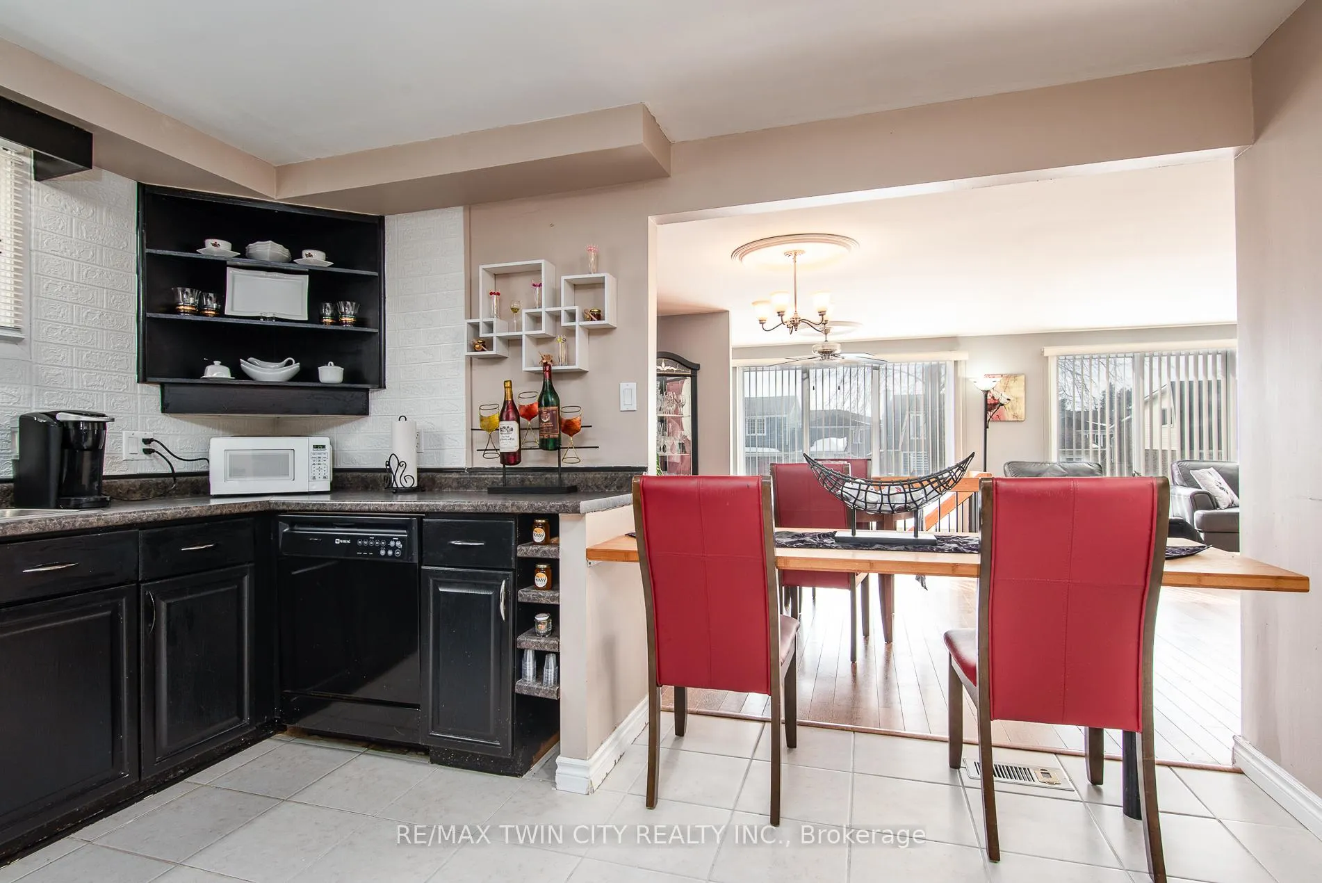Photo 16 of 72 Manor Drive, Kitchener — HOMEH