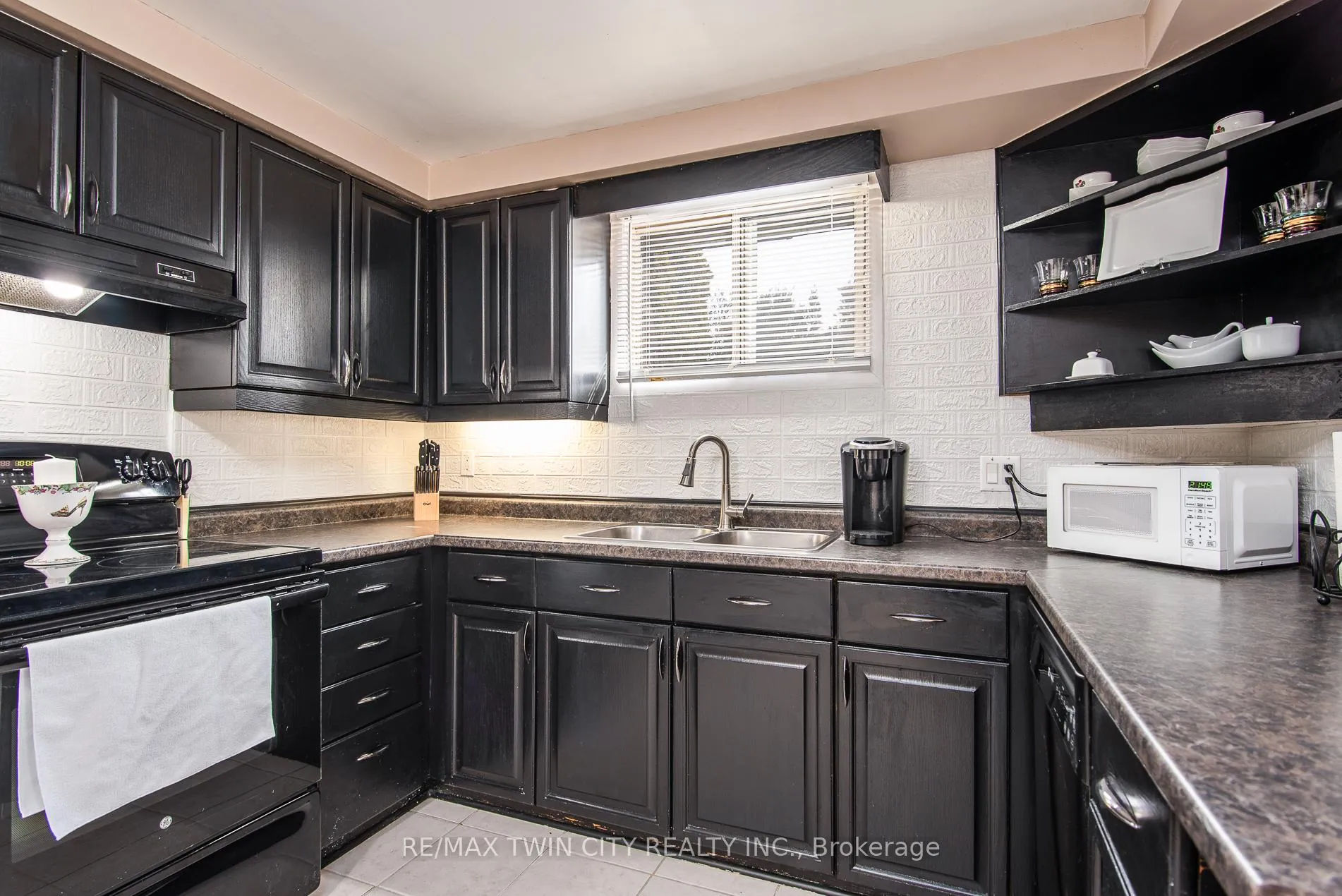 Photo 17 of 72 Manor Drive, Kitchener — HOMEH