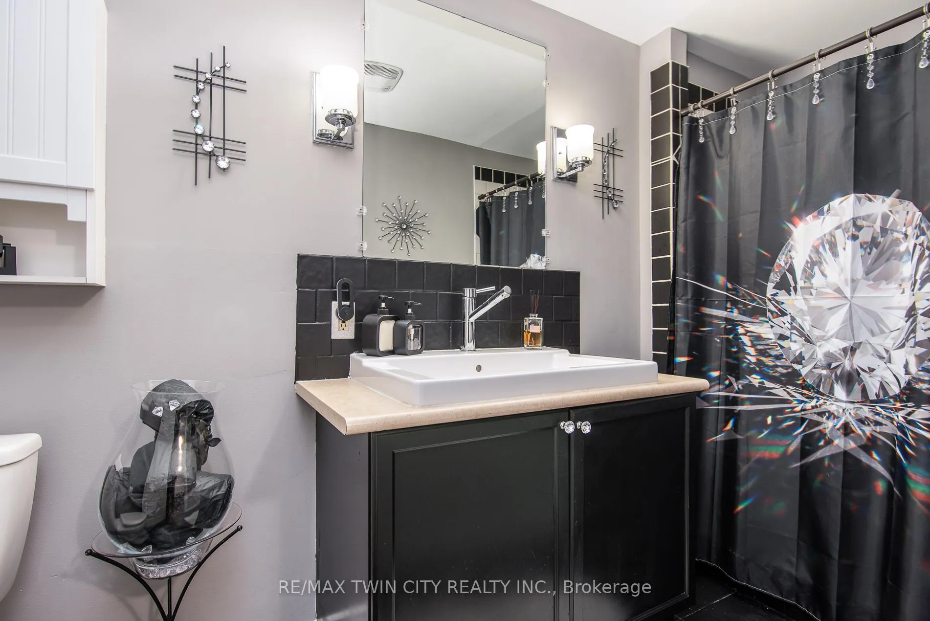 Photo 20 of 72 Manor Drive, Kitchener — HOMEH