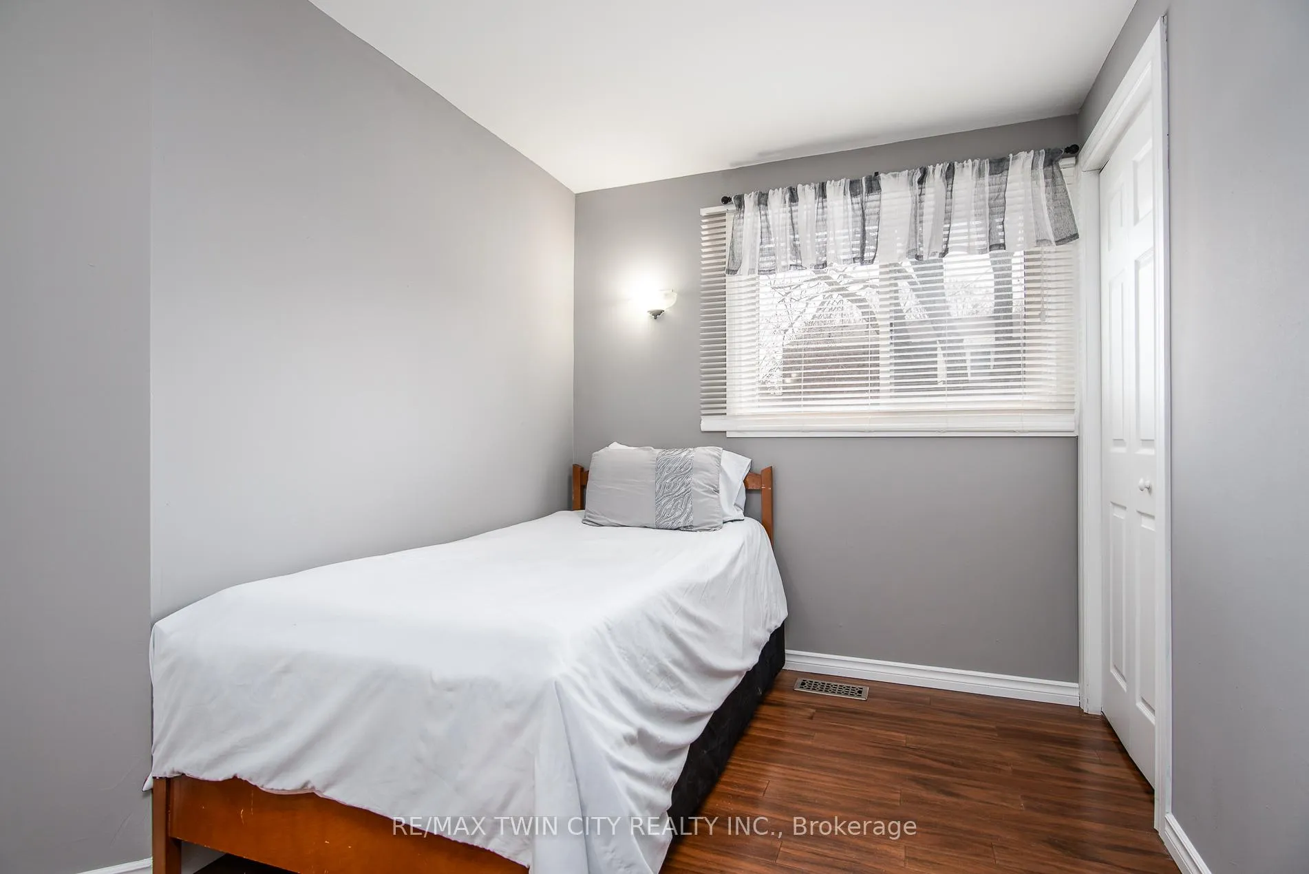 Photo 21 of 72 Manor Drive, Kitchener — HOMEH