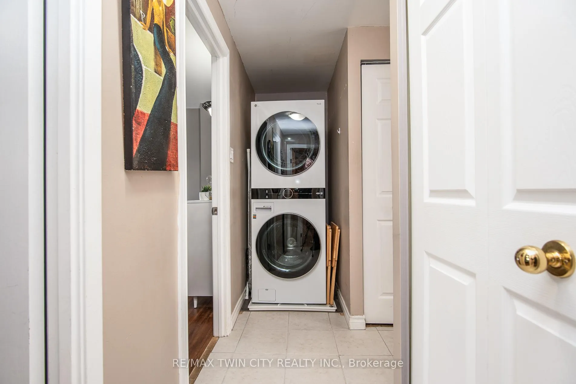 Photo 25 of 72 Manor Drive, Kitchener — HOMEH
