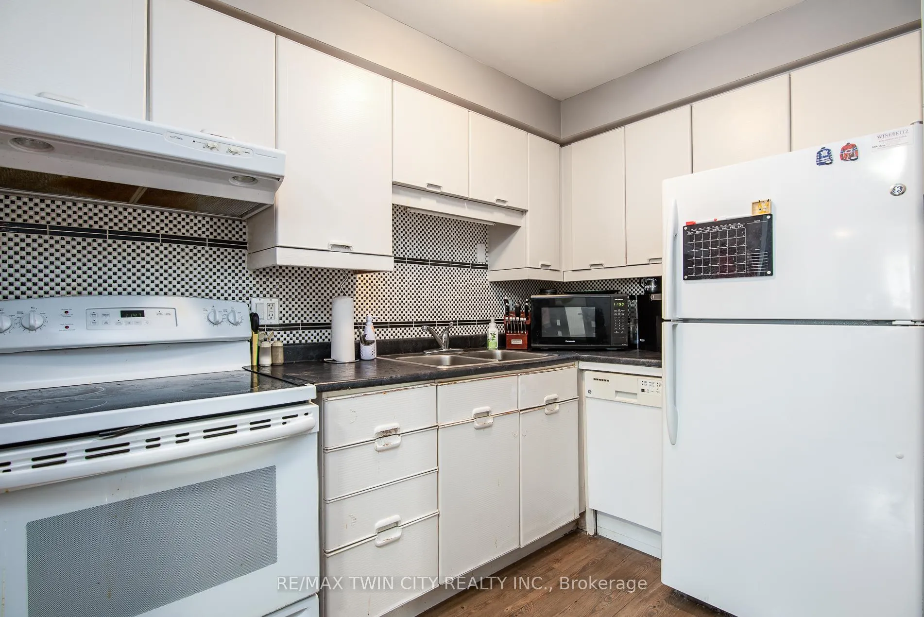 Photo 31 of 72 Manor Drive, Kitchener — HOMEH