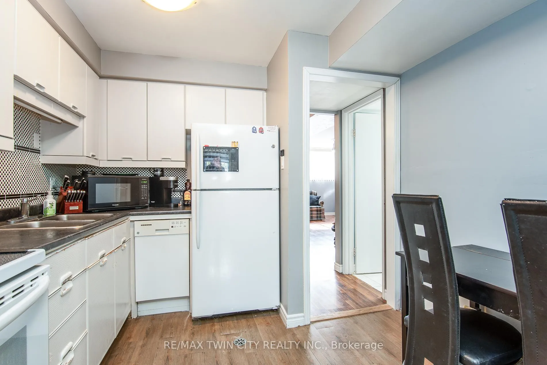 Photo 32 of 72 Manor Drive, Kitchener — HOMEH
