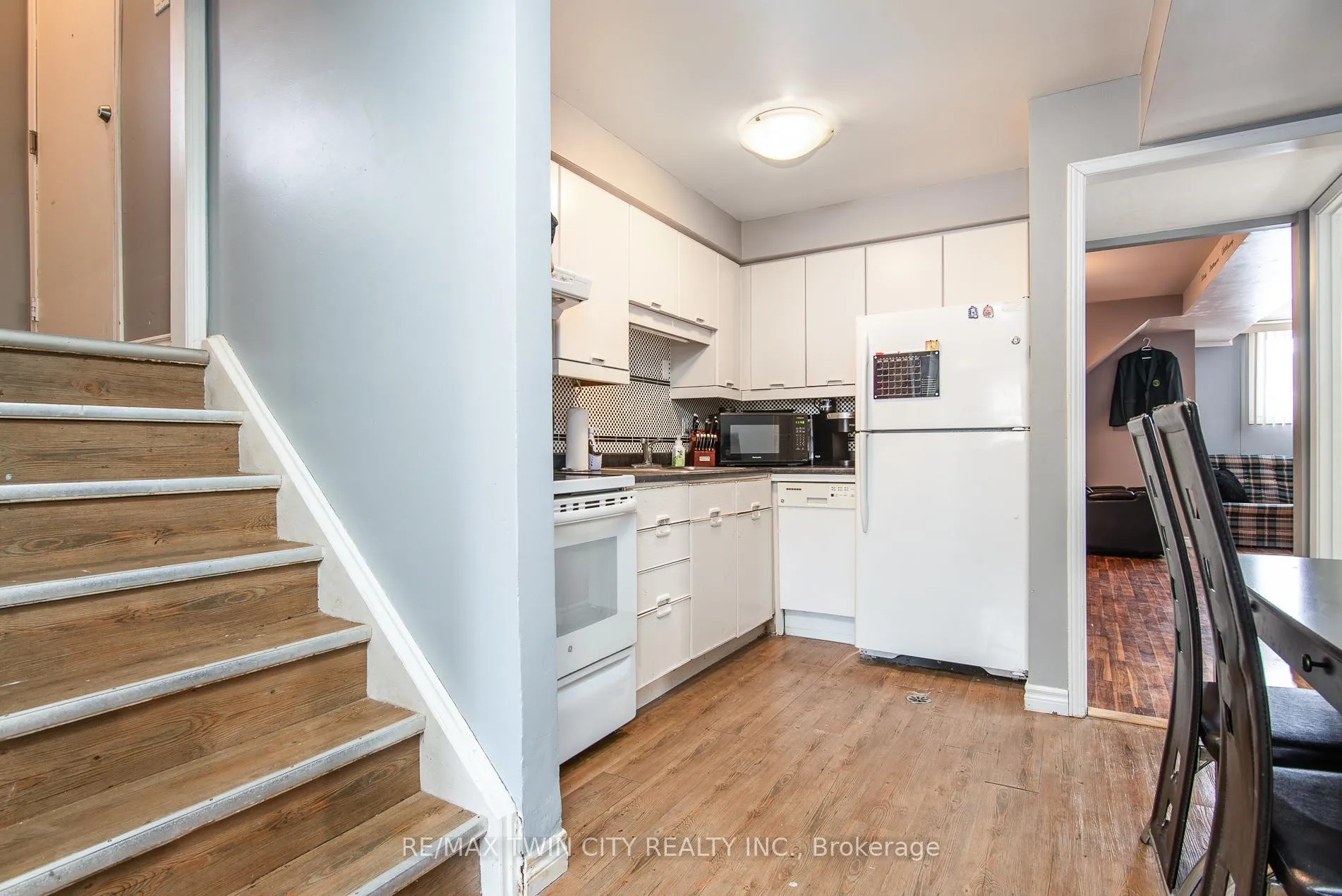 Photo 33 of 72 Manor Drive, Kitchener — HOMEH