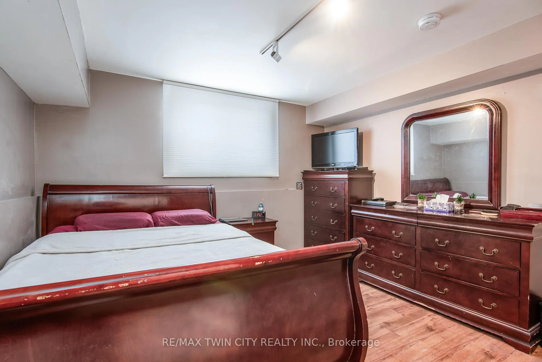 Photo 37 of 72 Manor Drive, Kitchener — HOMEH