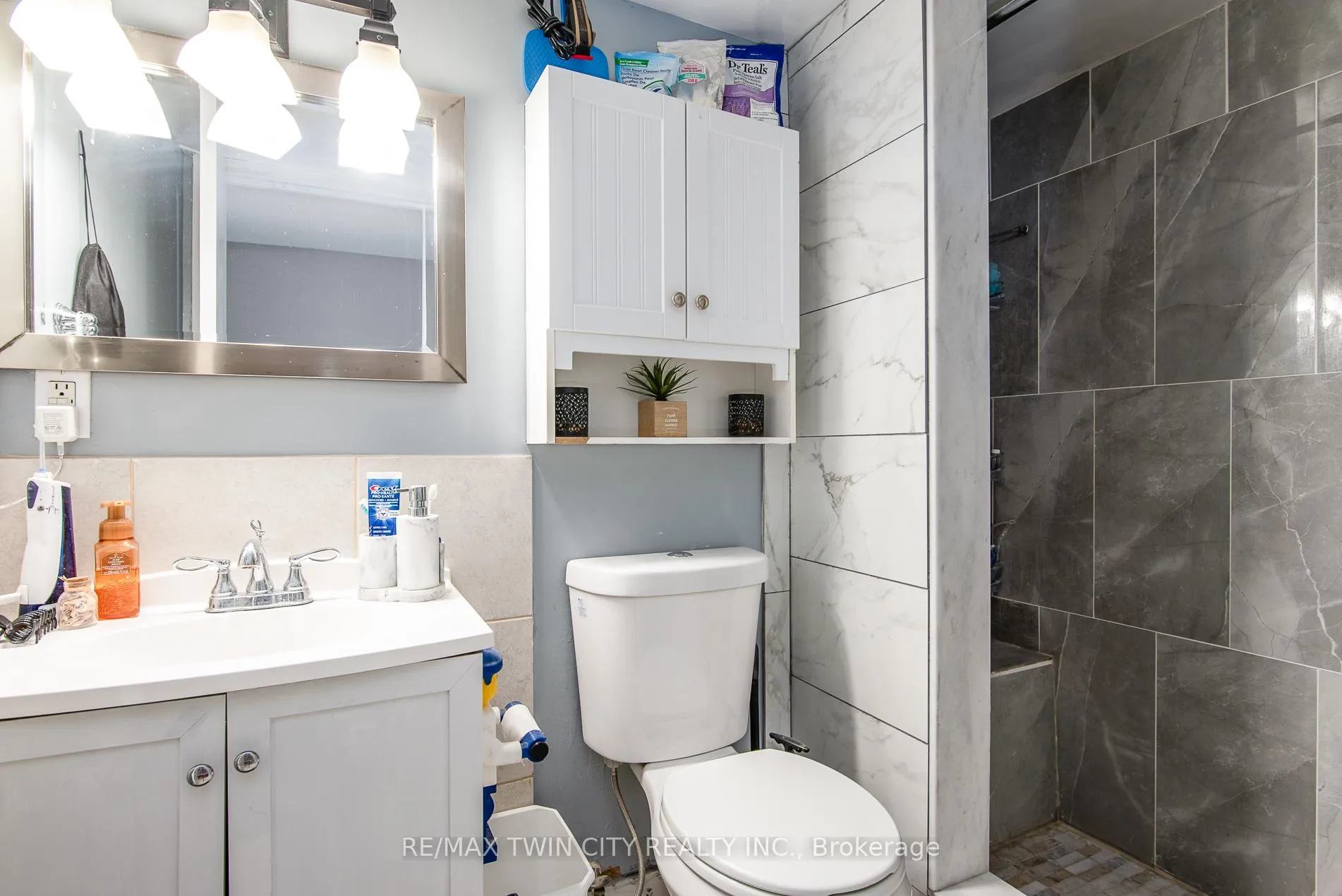 Photo 38 of 72 Manor Drive, Kitchener — HOMEH
