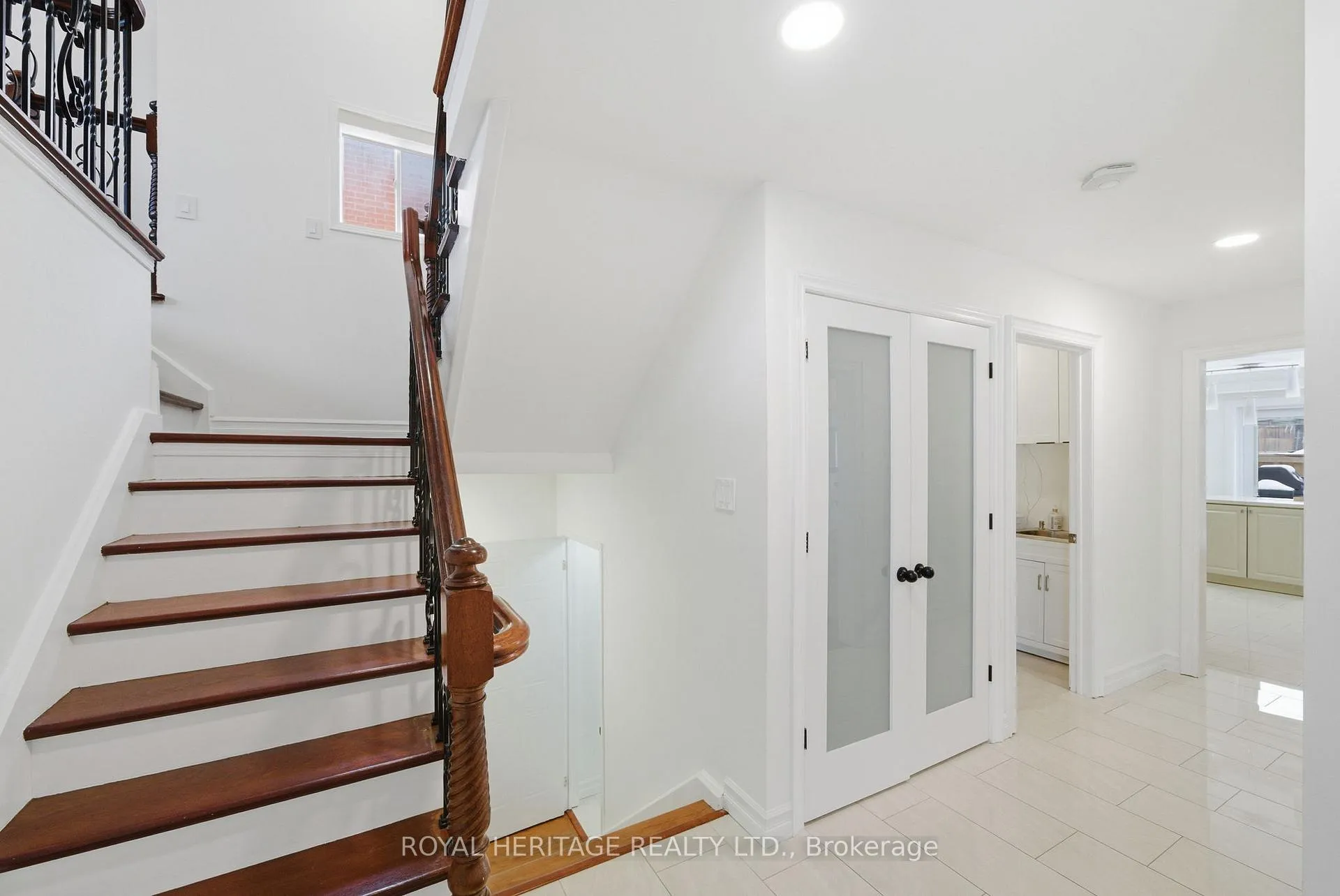 Photo 4 of 2201 Wildwood Crescent, Pickering, Brock Ridge — HOMEH