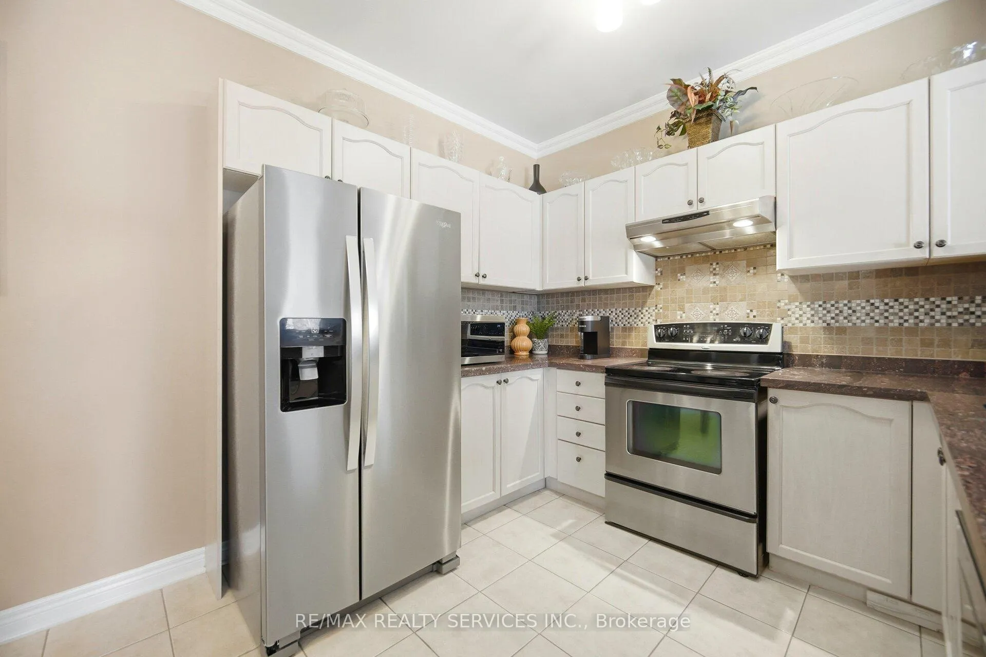 Photo 16 of 10 Goldnugget Road, Brampton, Bram West — HOMEH