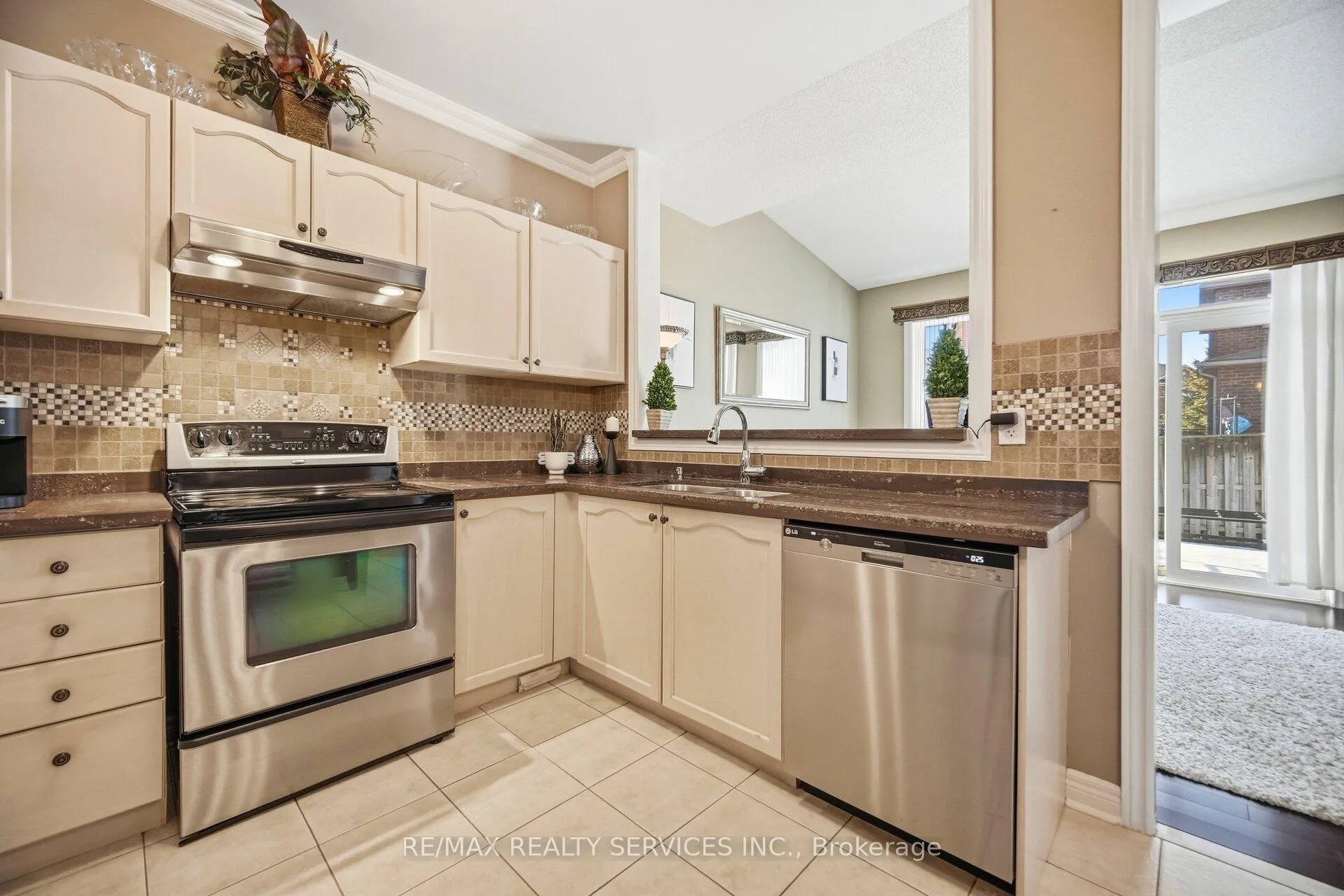Photo 17 of 10 Goldnugget Road, Brampton, Bram West — HOMEH