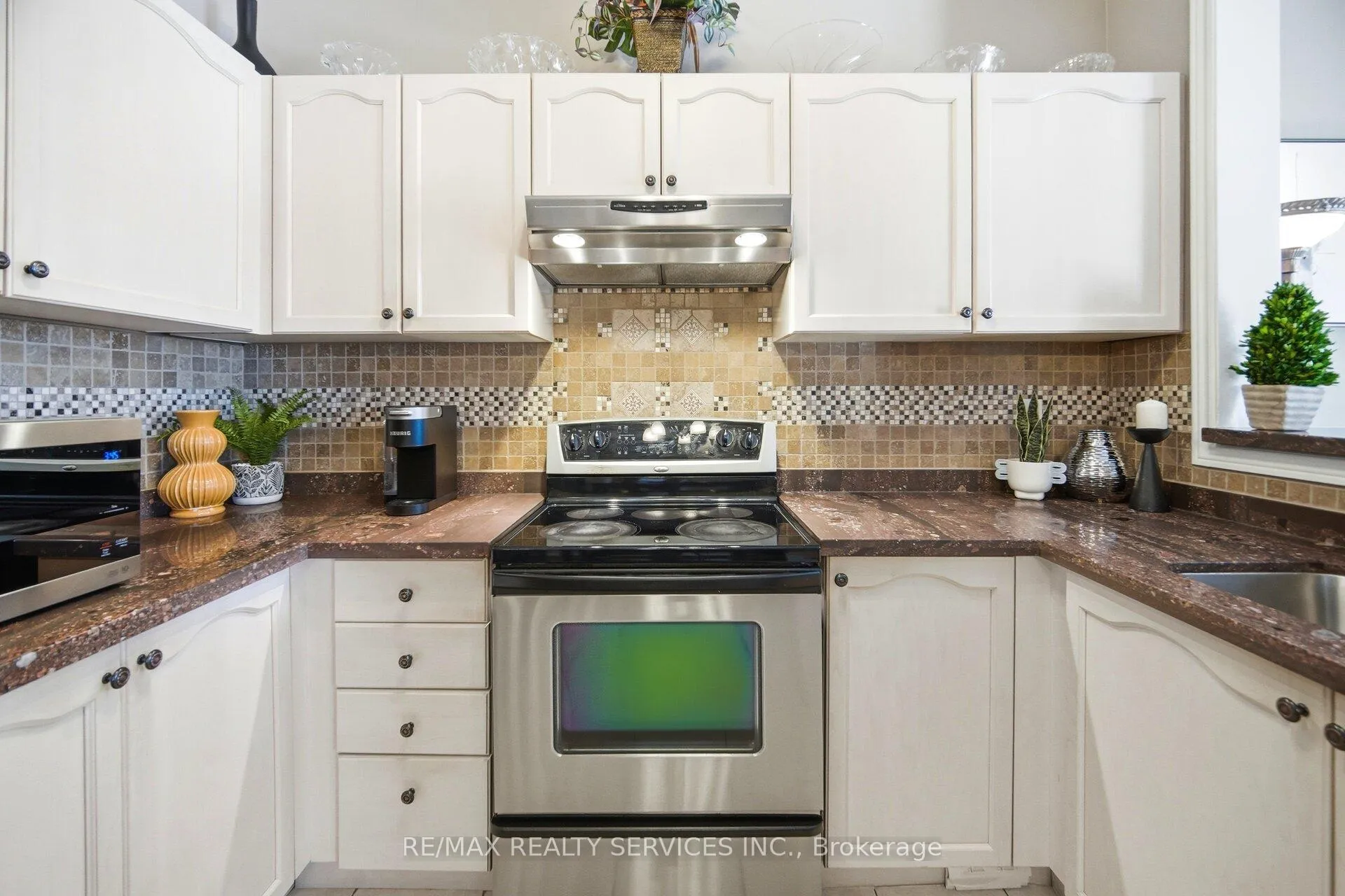 Photo 18 of 10 Goldnugget Road, Brampton, Bram West — HOMEH