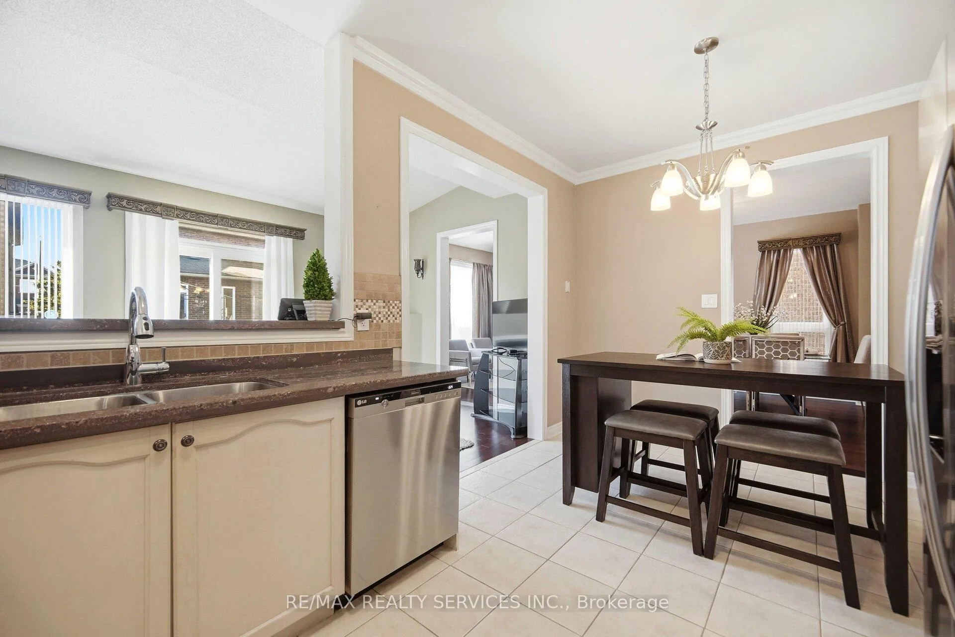 Photo 19 of 10 Goldnugget Road, Brampton, Bram West — HOMEH