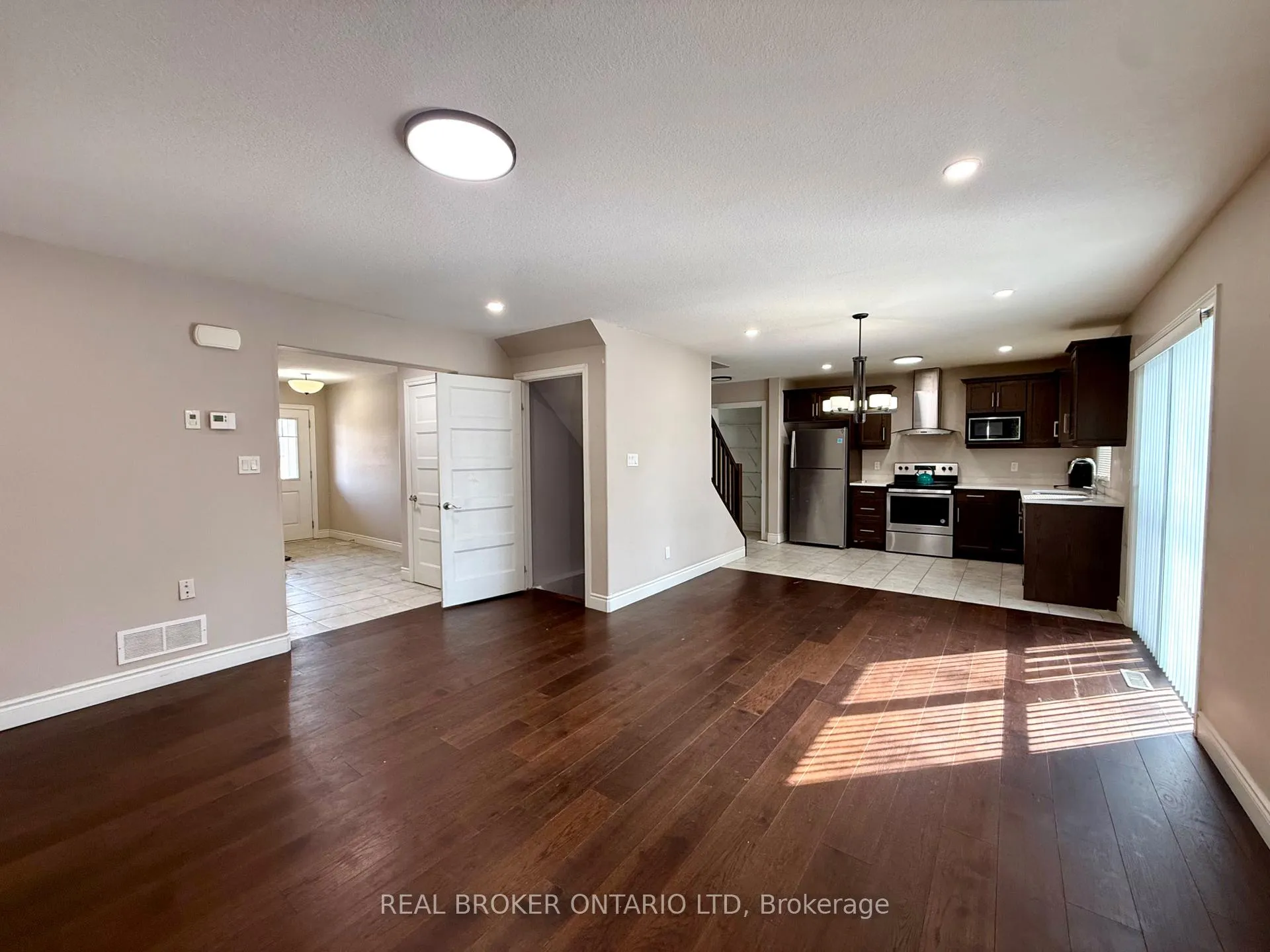 Photo 2 of 8 Alexander Circle, Strathroy-Caradoc, SE — HOMEH