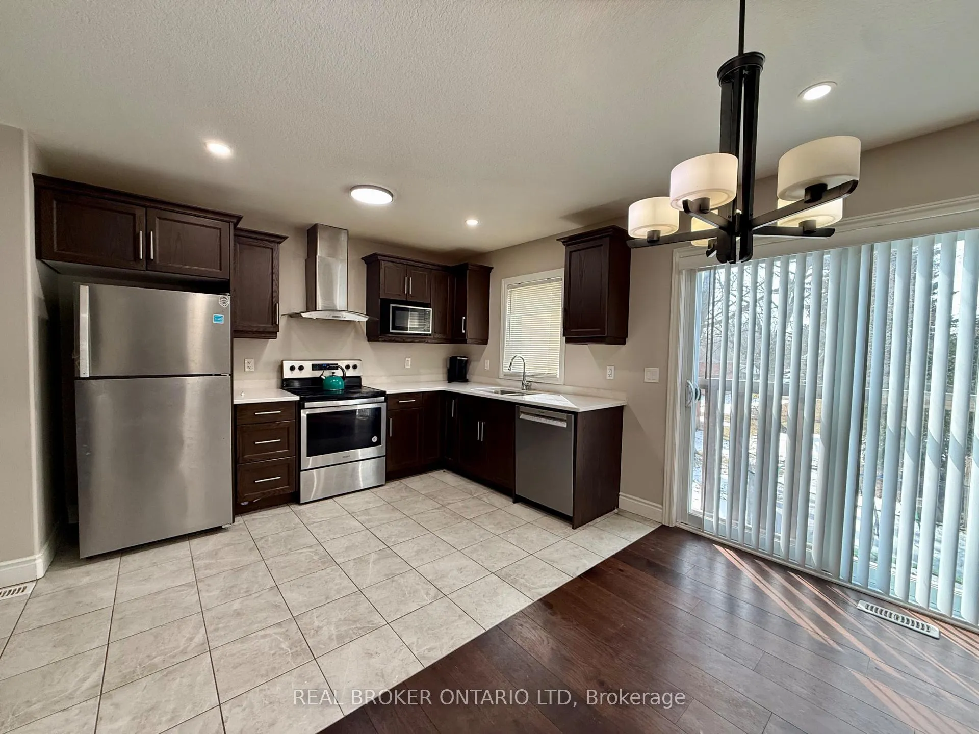 Photo 3 of 8 Alexander Circle, Strathroy-Caradoc, SE — HOMEH