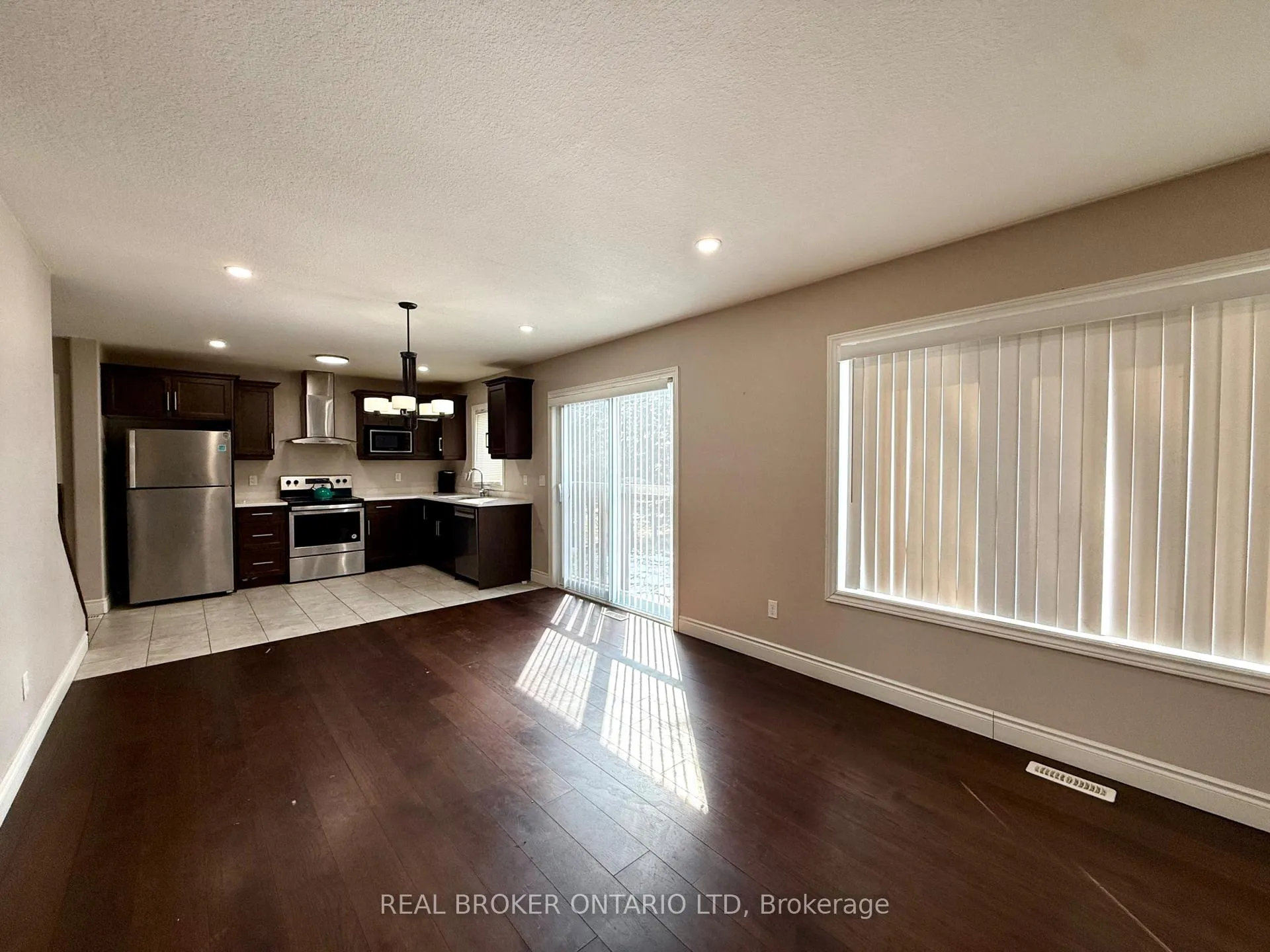 Photo 4 of 8 Alexander Circle, Strathroy-Caradoc, SE — HOMEH