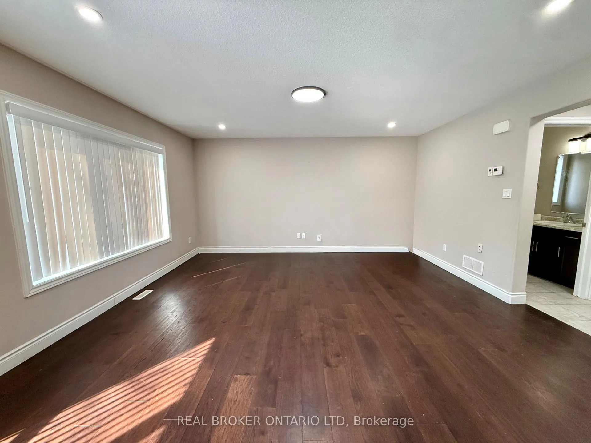 Photo 5 of 8 Alexander Circle, Strathroy-Caradoc, SE — HOMEH
