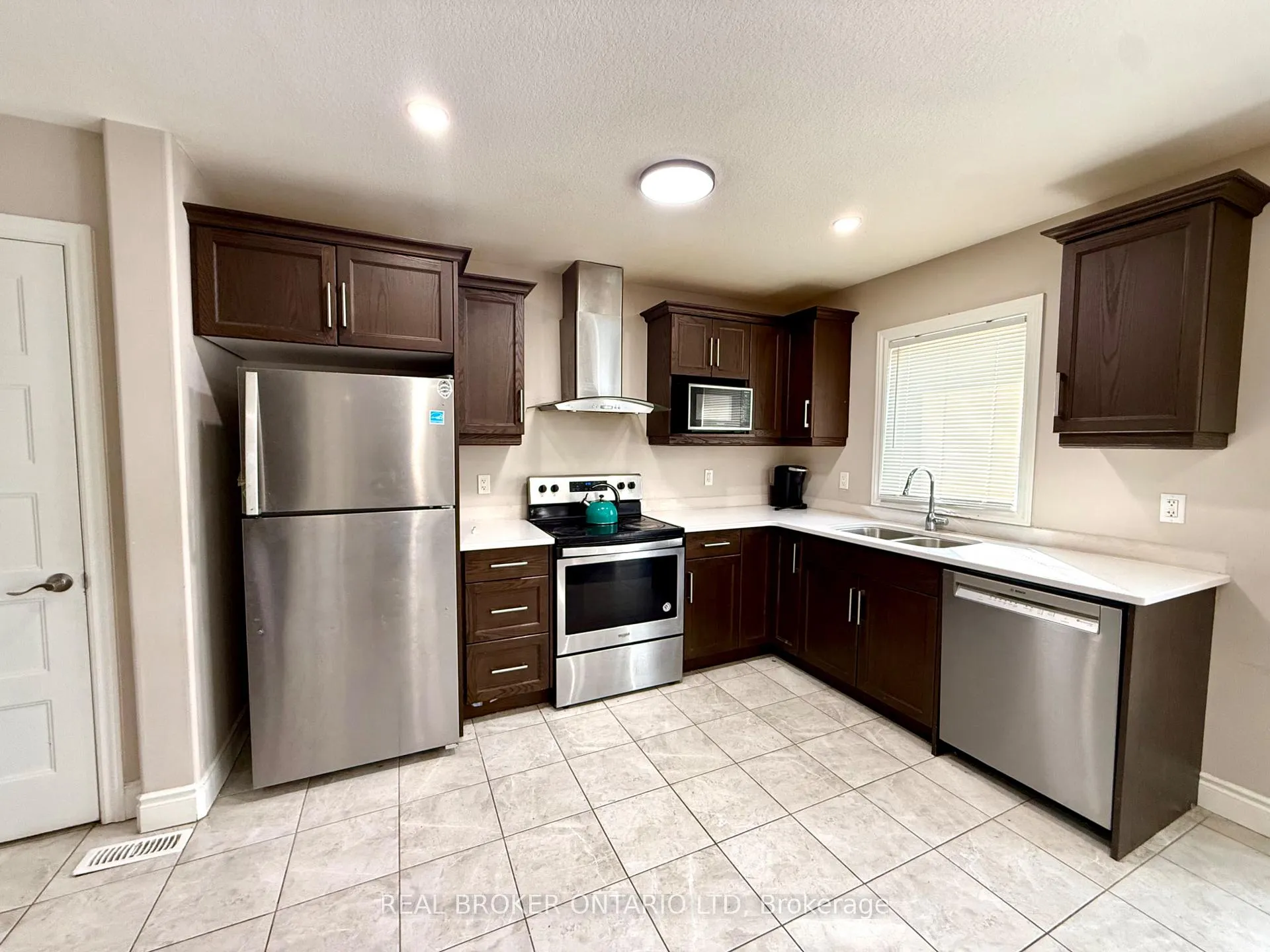 Photo 6 of 8 Alexander Circle, Strathroy-Caradoc, SE — HOMEH