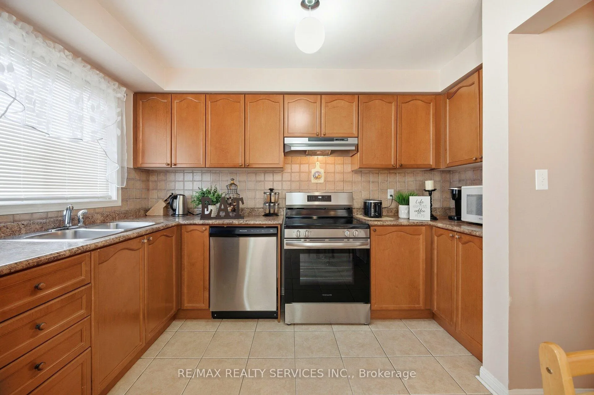 Photo 17 of 16 Mortimer Drive, Brampton, Fletcher's Meadow — HOMEH