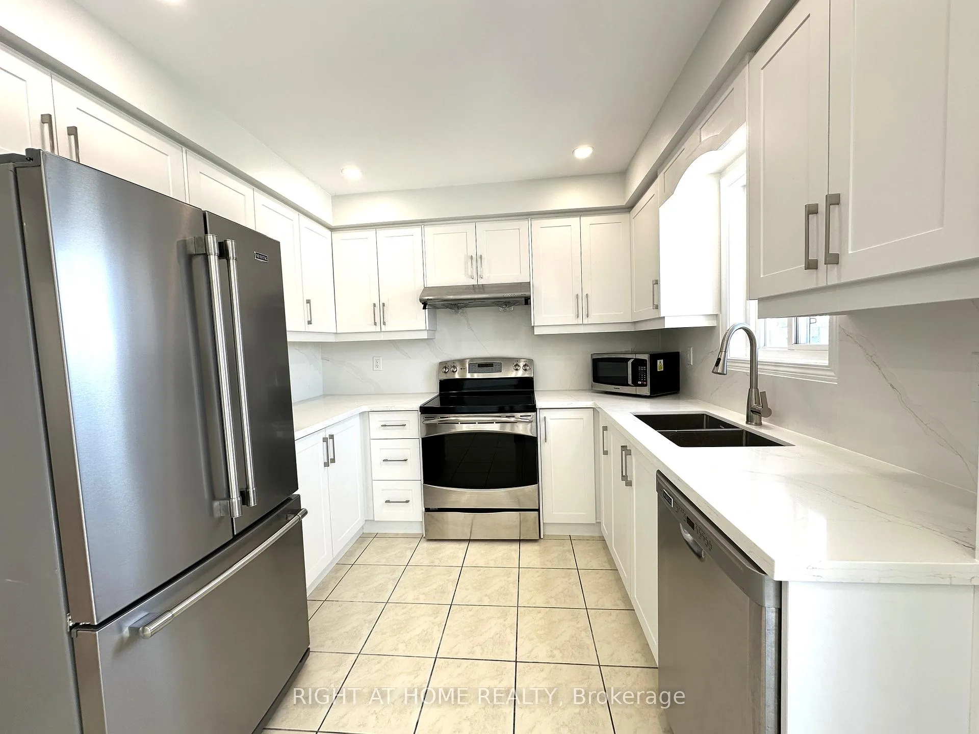 Photo 2 of 56 Longueuil Place, Whitby, Pringle Creek — HOMEH
