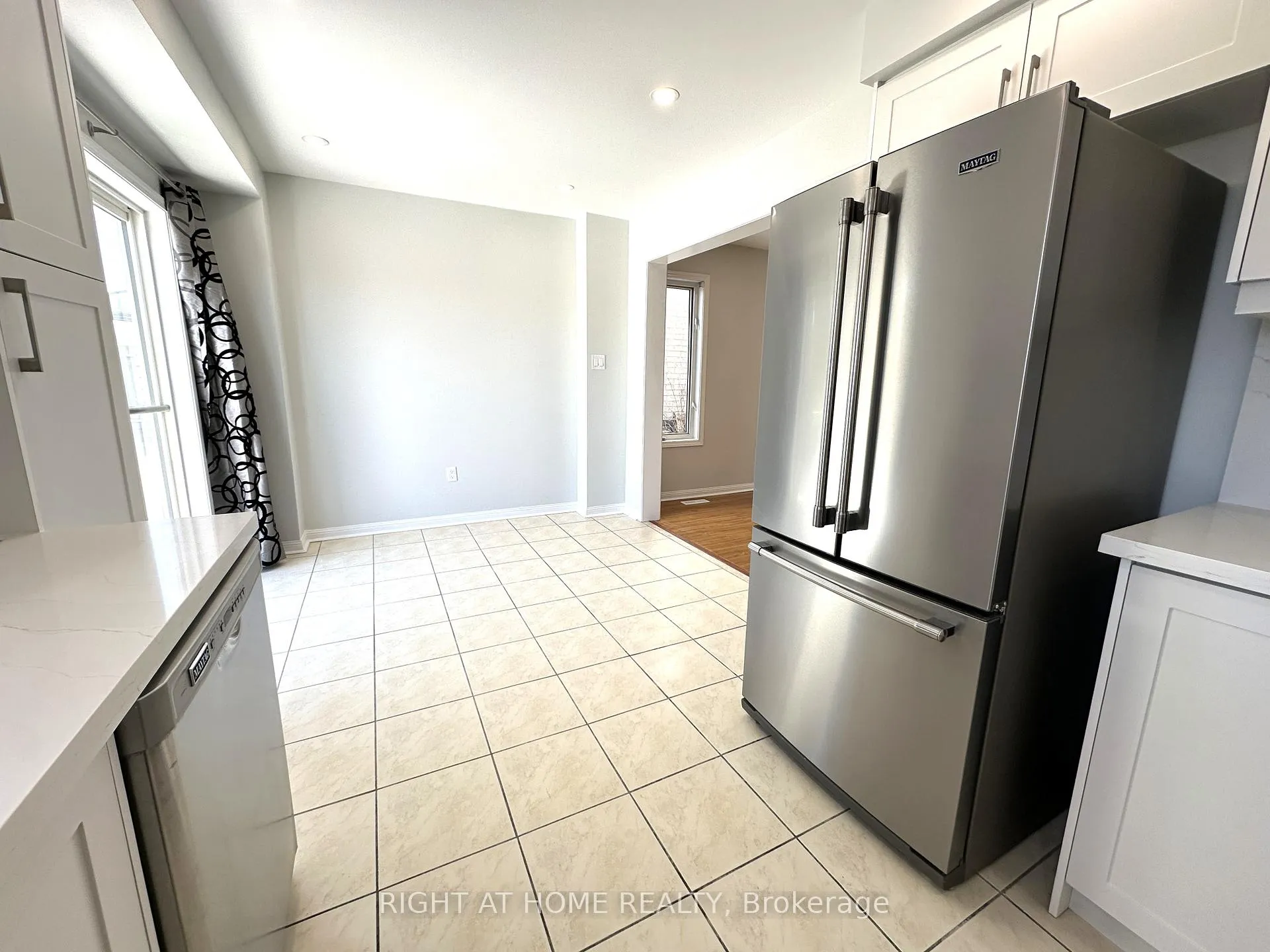 Photo 3 of 56 Longueuil Place, Whitby, Pringle Creek — HOMEH
