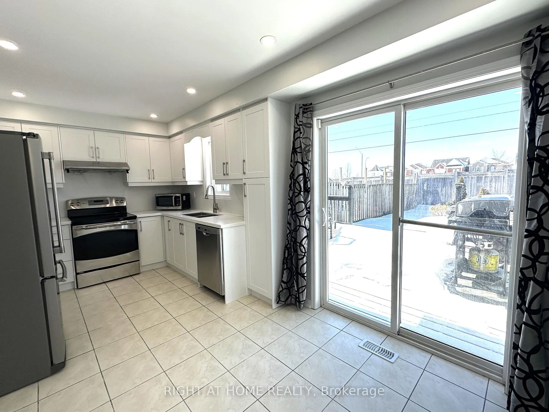 Photo 4 of 56 Longueuil Place, Whitby, Pringle Creek — HOMEH